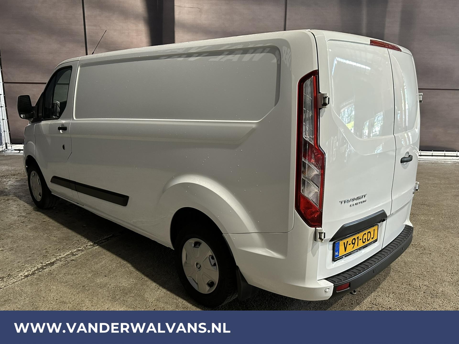 Foto 3 van Ford Transit Custom 2.0 TDCI L2H1 Euro6 Airco | Camera | Navigatie | LED | Apple Carplay