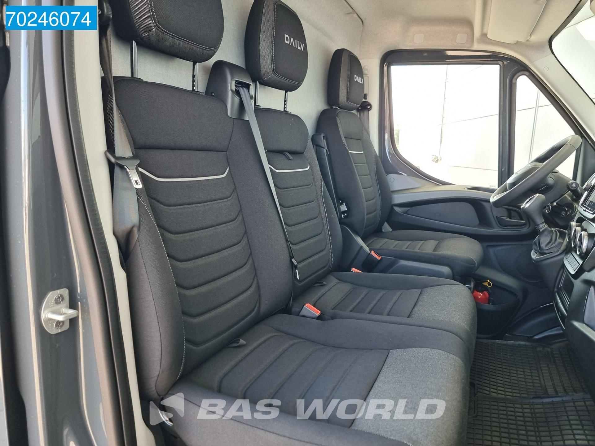 Foto 14 van Iveco 35S18 3.0L Automaat L3H2 ACC Navi LED Camera Trekhaak 16m3 Airco Trekhaak