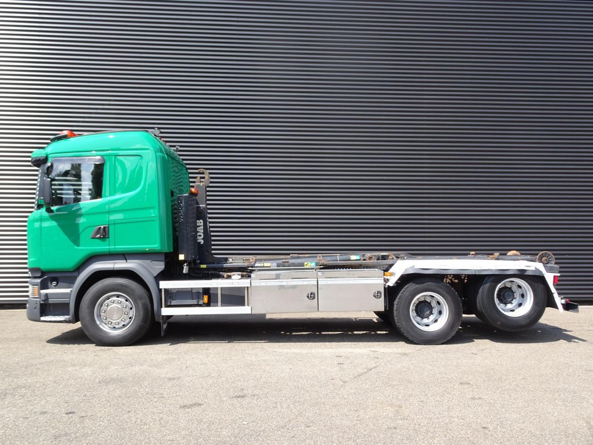 Foto 2 van Scania R520 V8 6x2 HAAKARM / ABROLKIPPER / FULL AIR SUSPENSION