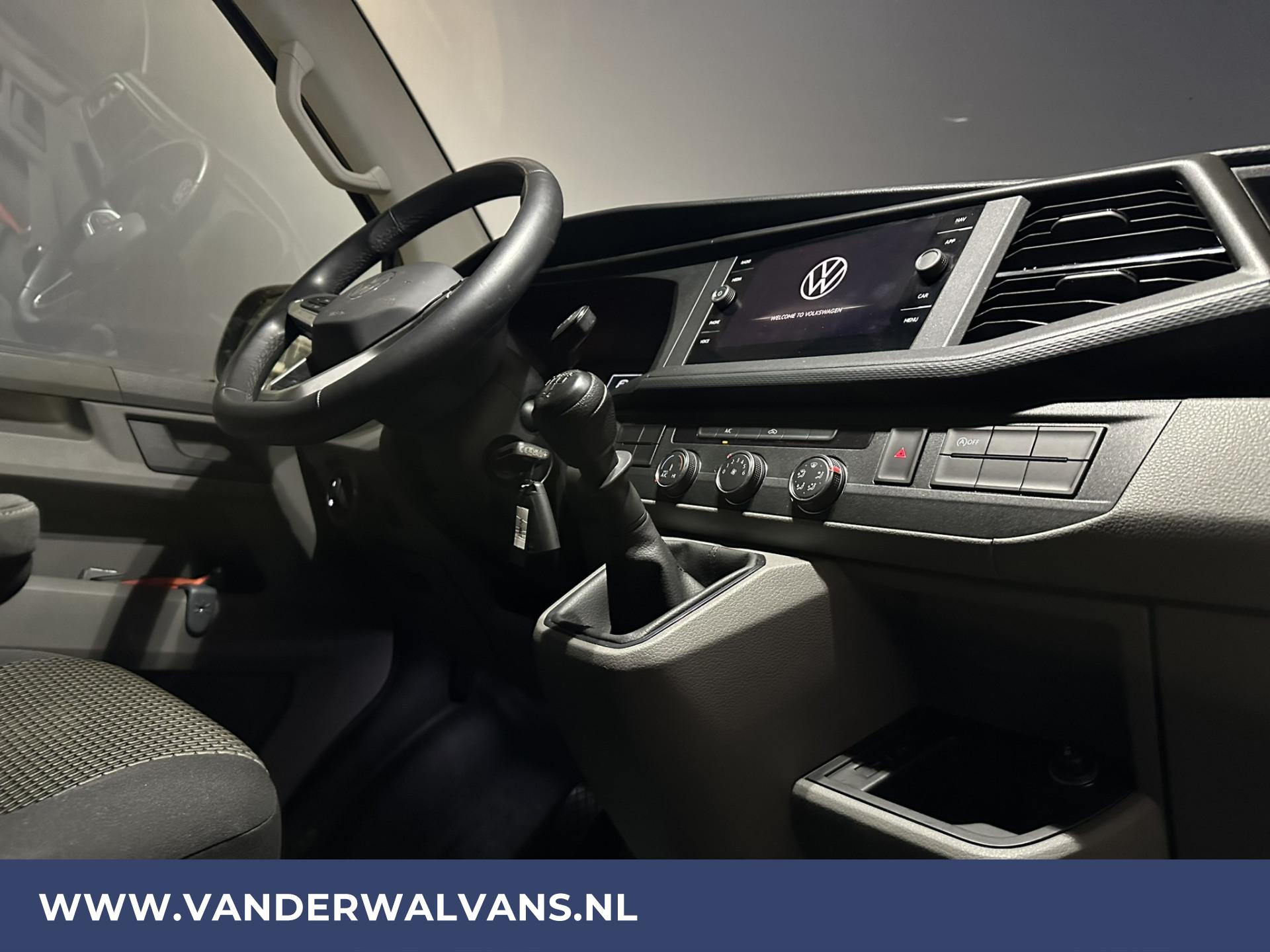 Foto 14 van Volkswagen Transporter 2.0 TDI L2H1 Fabrieksgarantie Euro6 Airco | Navigatie | Apple Carplay | Cruisecontrol | Trekhaak