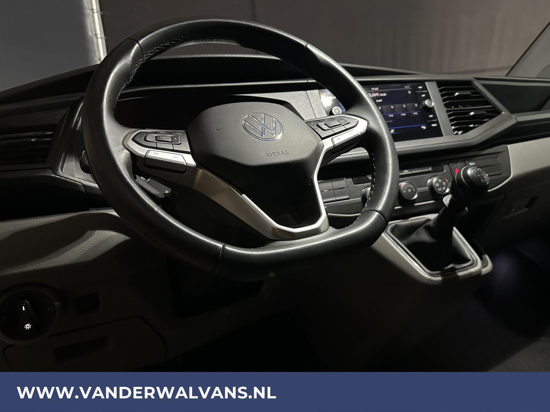 Foto 15 van Volkswagen Transporter 2.0 TDI L2H1 Fabrieksgarantie Euro6 Airco | Navigatie | Apple Carplay | Cruisecontrol | Trekhaak