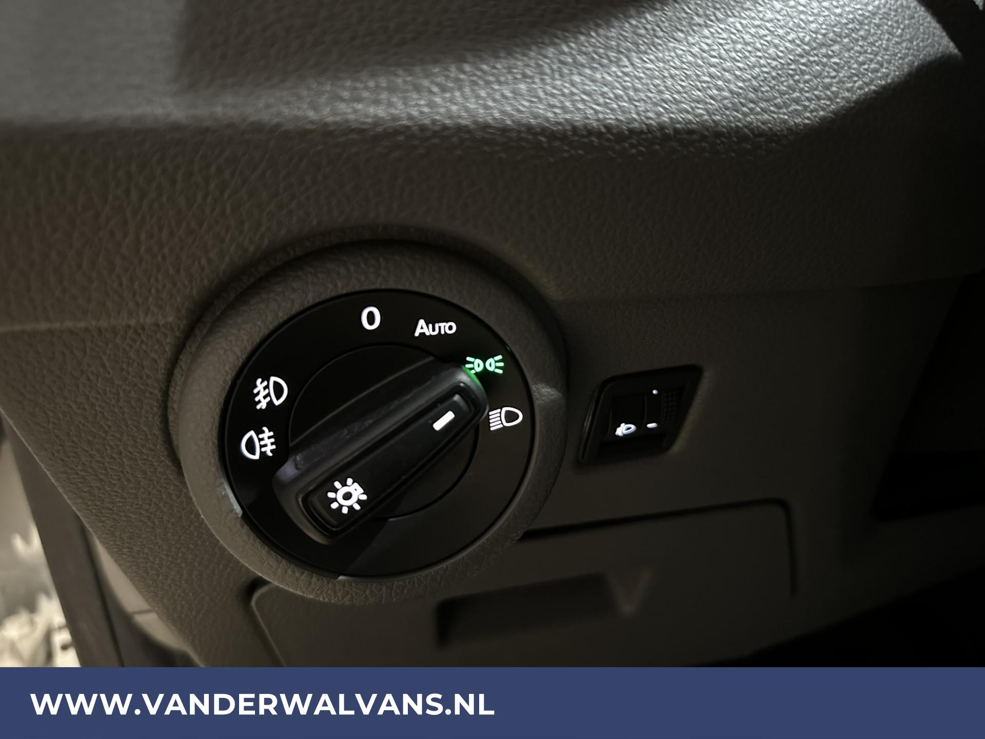 Foto 16 van Volkswagen Transporter 2.0 TDI L2H1 Fabrieksgarantie Euro6 Airco | Navigatie | Apple Carplay | Cruisecontrol | Trekhaak