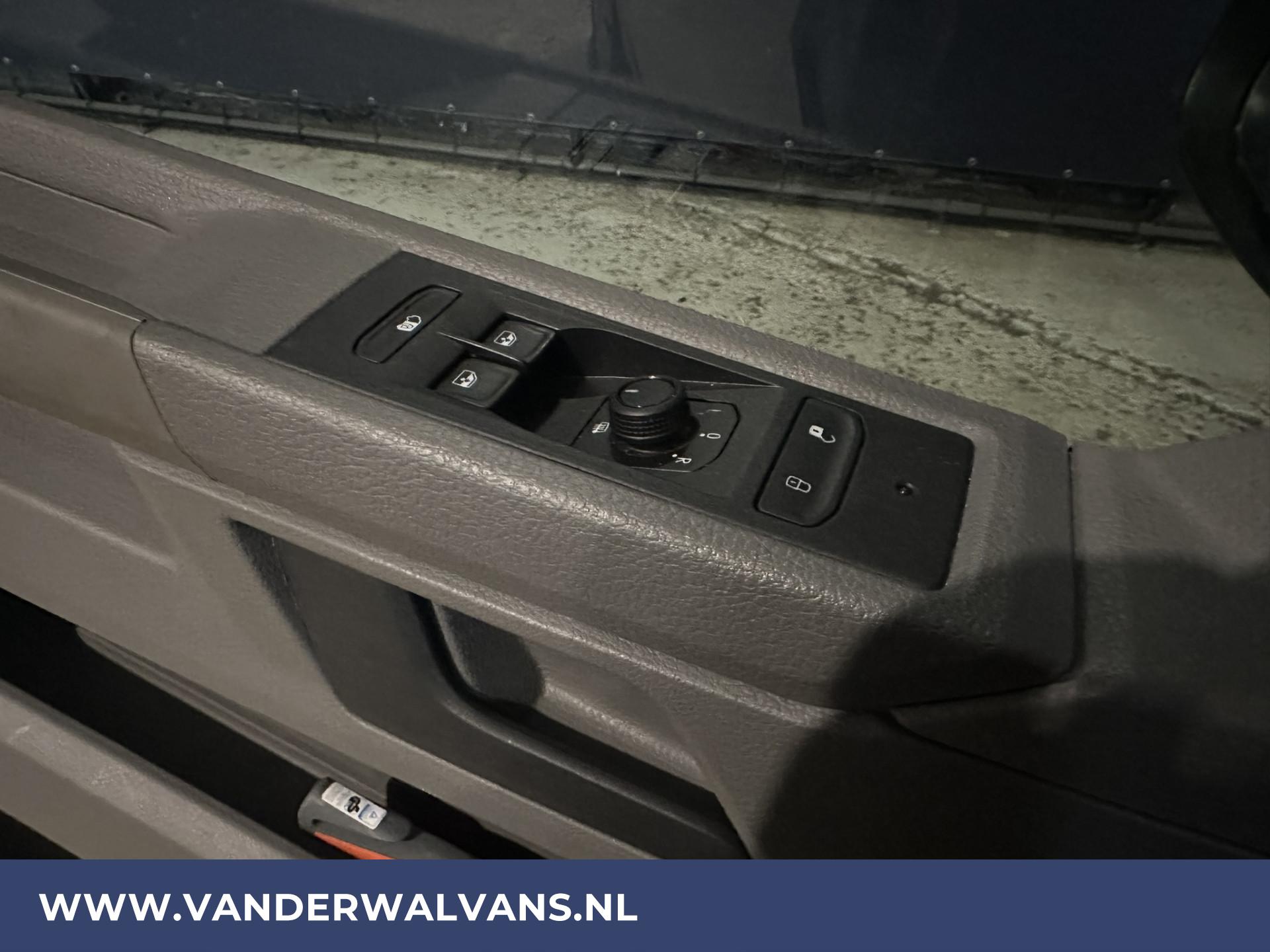 Foto 17 van Volkswagen Transporter 2.0 TDI L2H1 Fabrieksgarantie Euro6 Airco | Navigatie | Apple Carplay | Cruisecontrol | Trekhaak