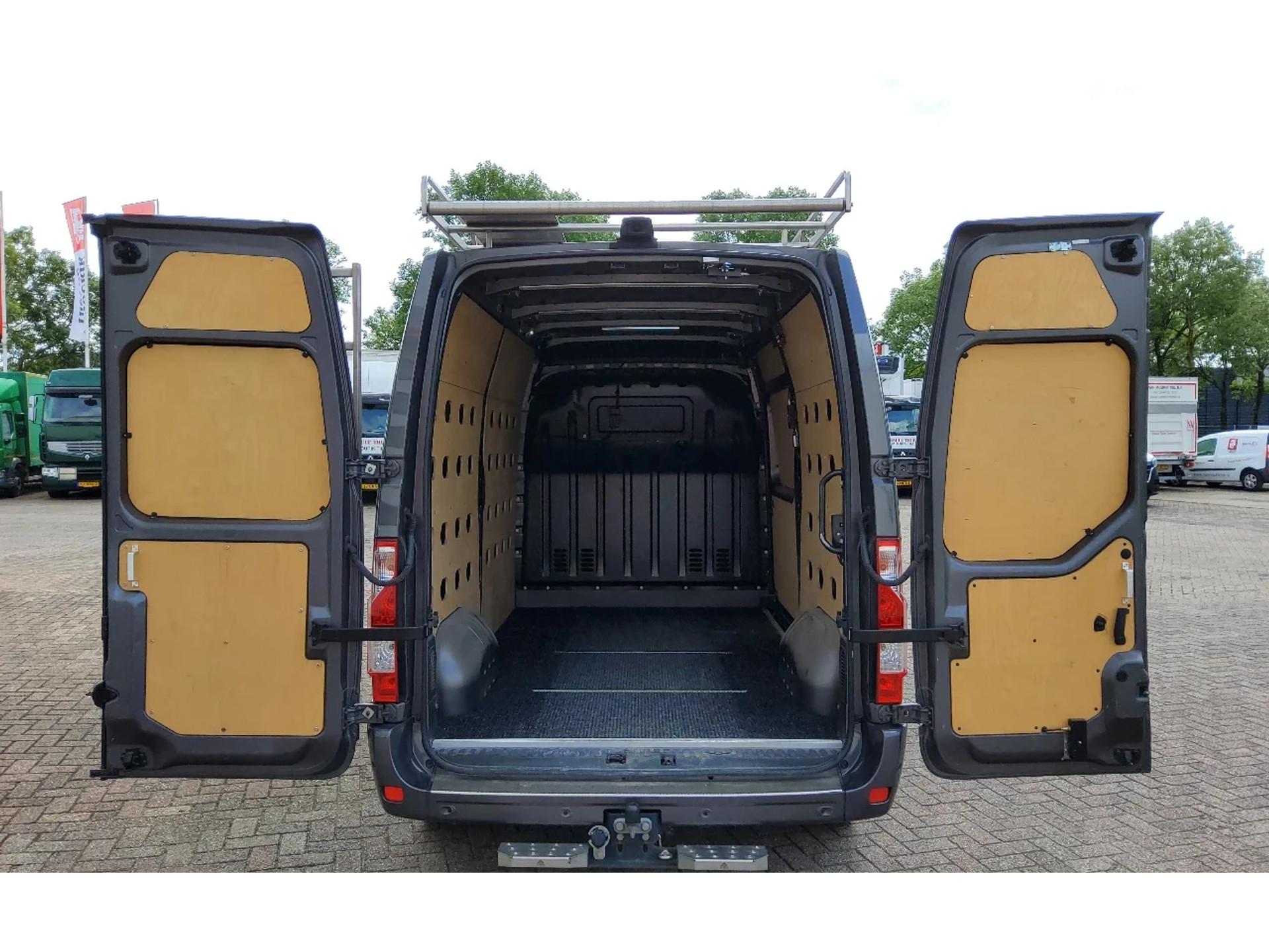 Foto 2 van Renault Master 180.35 L2H2 AUTOMAAT - EURO 6 - METALLIC ASFALT GRIJS - VNN-52-G