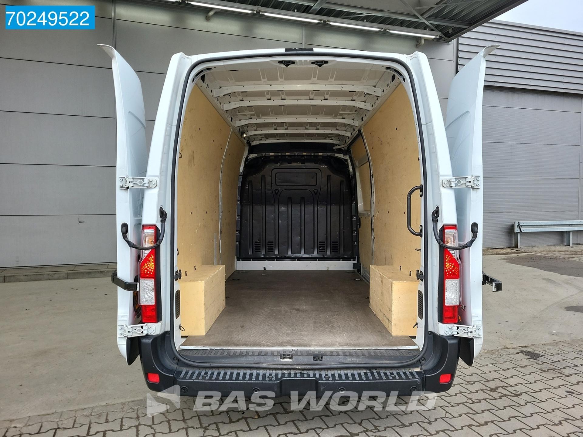 Foto 6 van Renault Master 135PK L3H2 Airco Cruise Parkeersensoren 12m3 Airco Cruise control