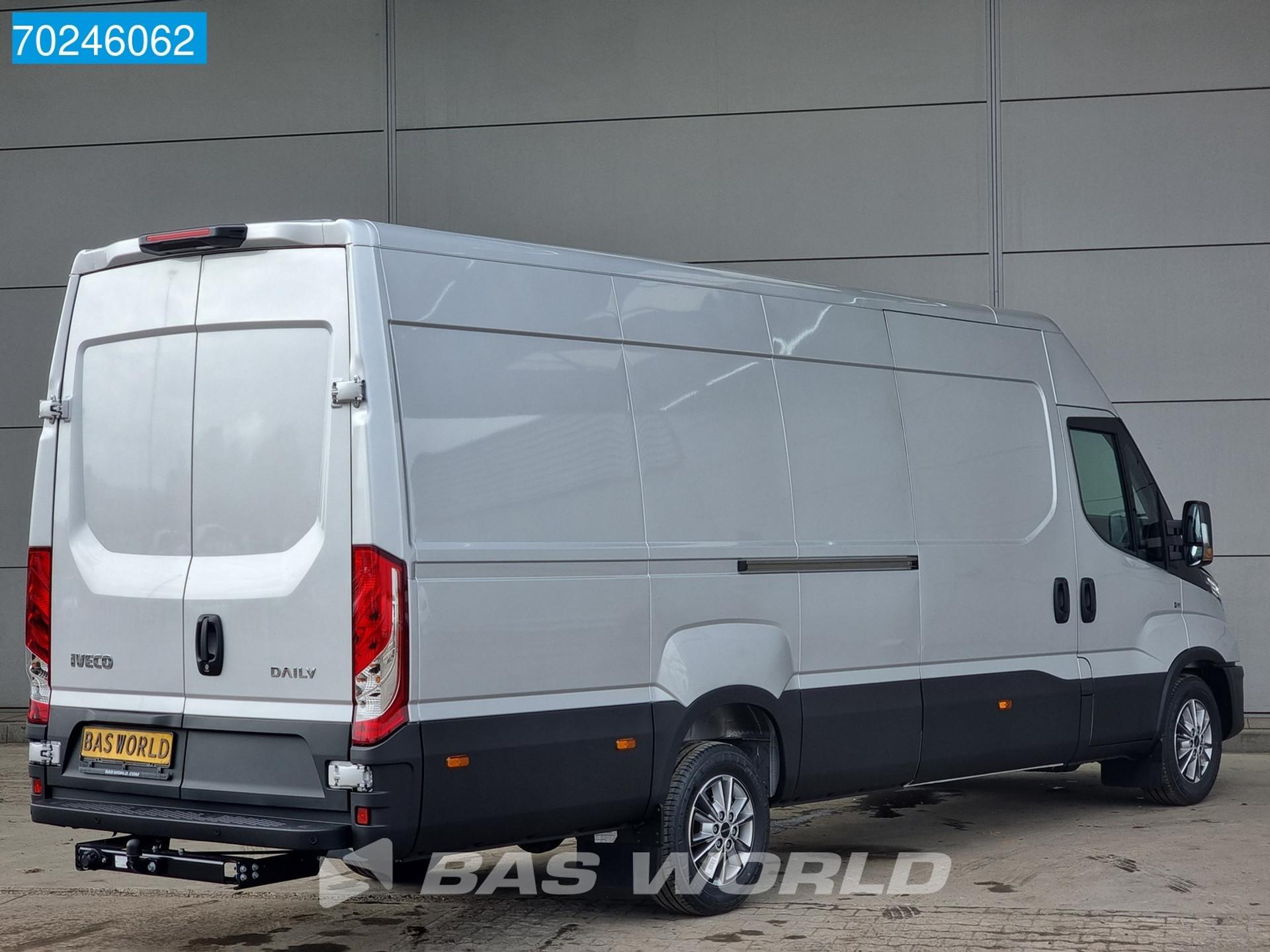 Foto 5 van Iveco Daily 35S18 3.0L Automaat L3H2 ACC Navi LED Camera Trekhaak Airco Trekhaak