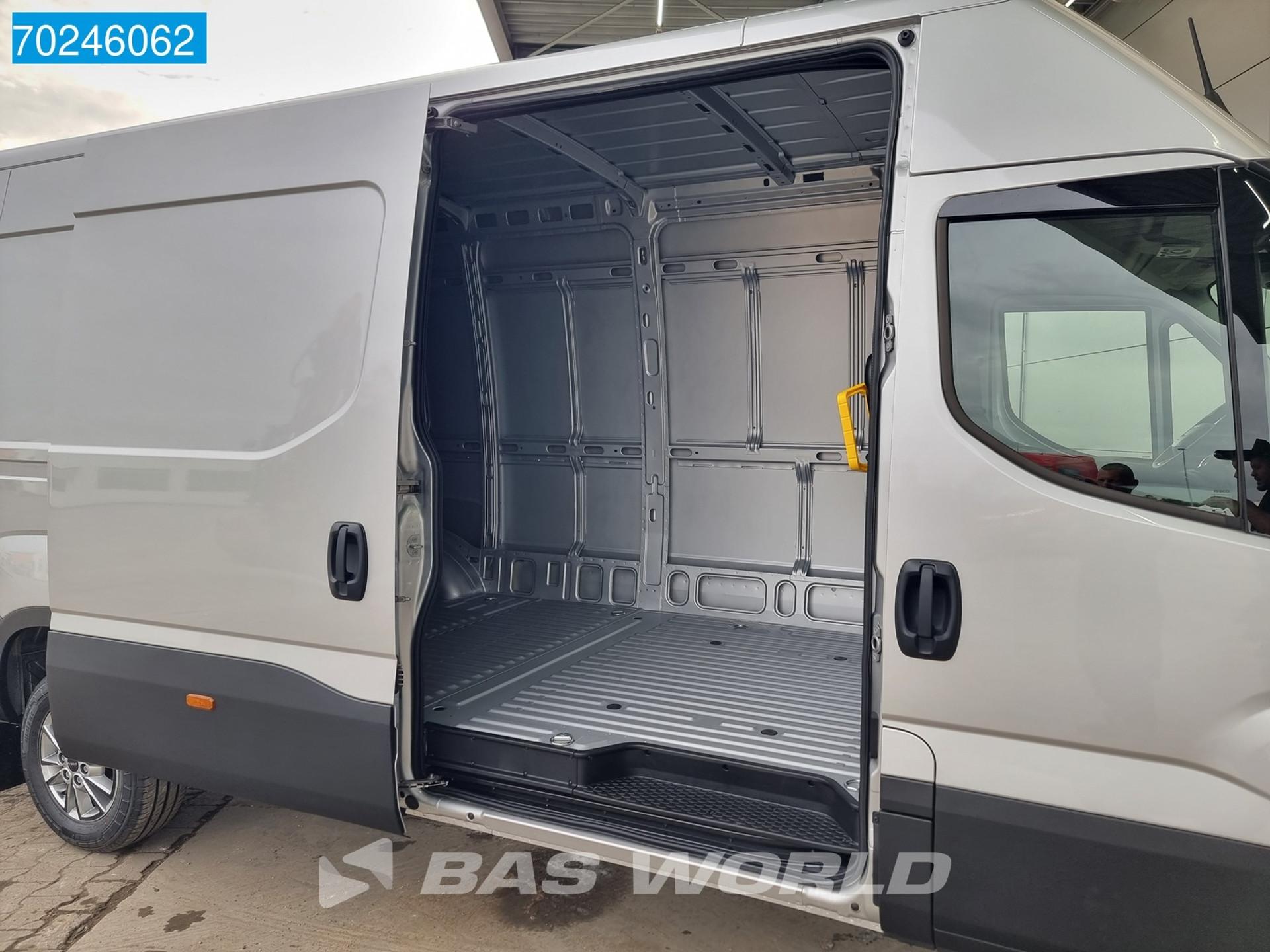 Foto 6 van Iveco Daily 35S18 3.0L Automaat L3H2 ACC Navi LED Camera Trekhaak Airco Trekhaak