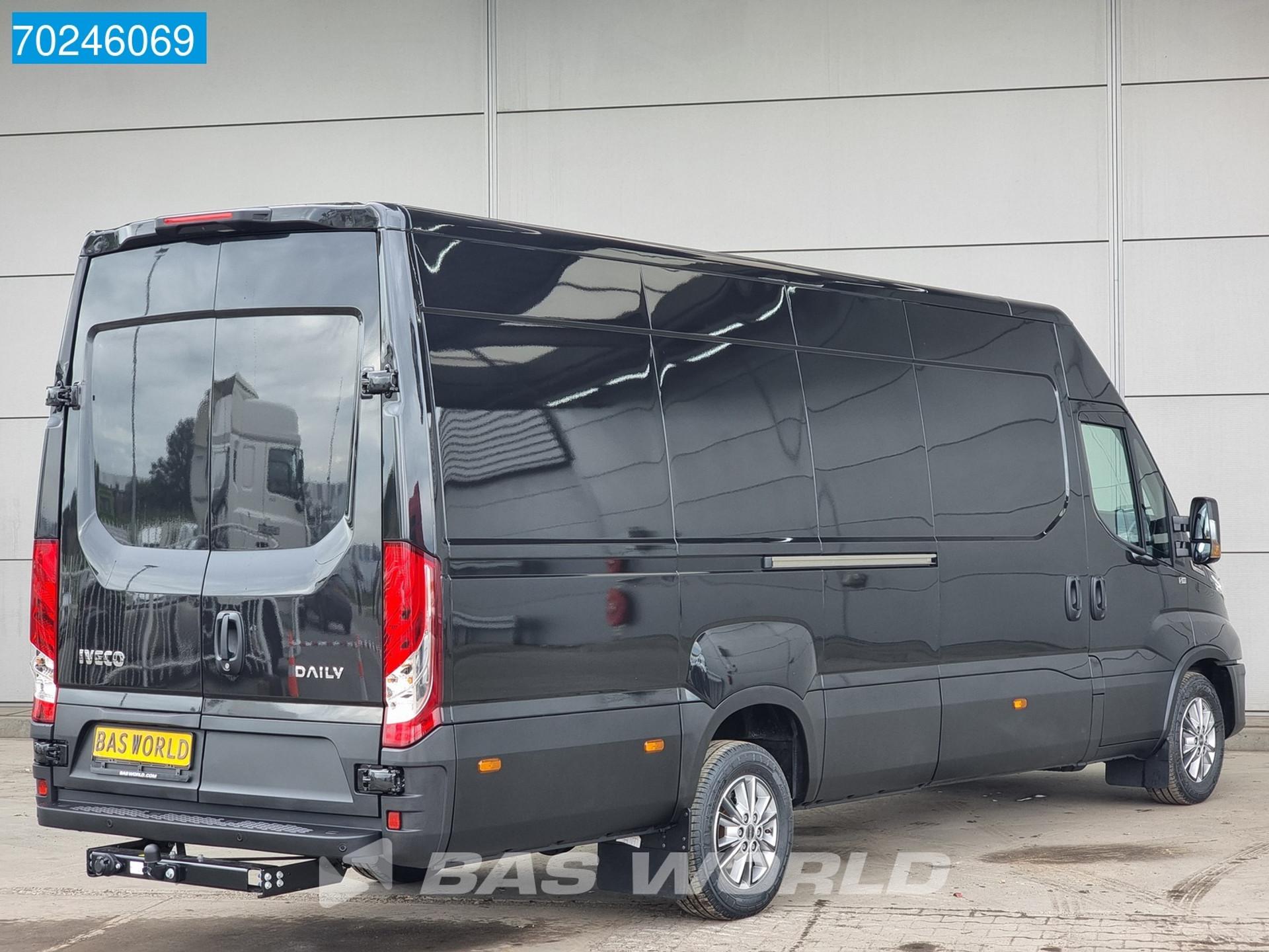 Foto 5 van Iveco Daily 35S18 3.0L Automaat L3H2 ACC Navi LED Camera Trekhaak L4H2 Airco Trekhaak Cruise control