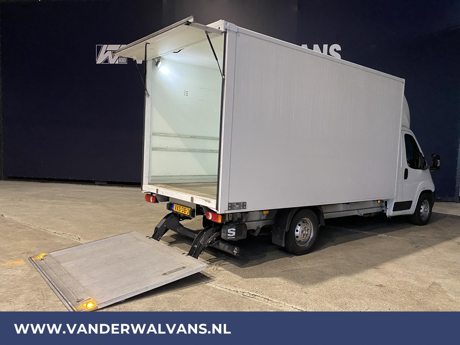 Foto 10 van Peugeot Boxer 2.2 BlueHDi 131pk Bakwagen + Laadklep Euro6 Airco | 1050kg laadvermogen | Camera | Bijrijdersbank