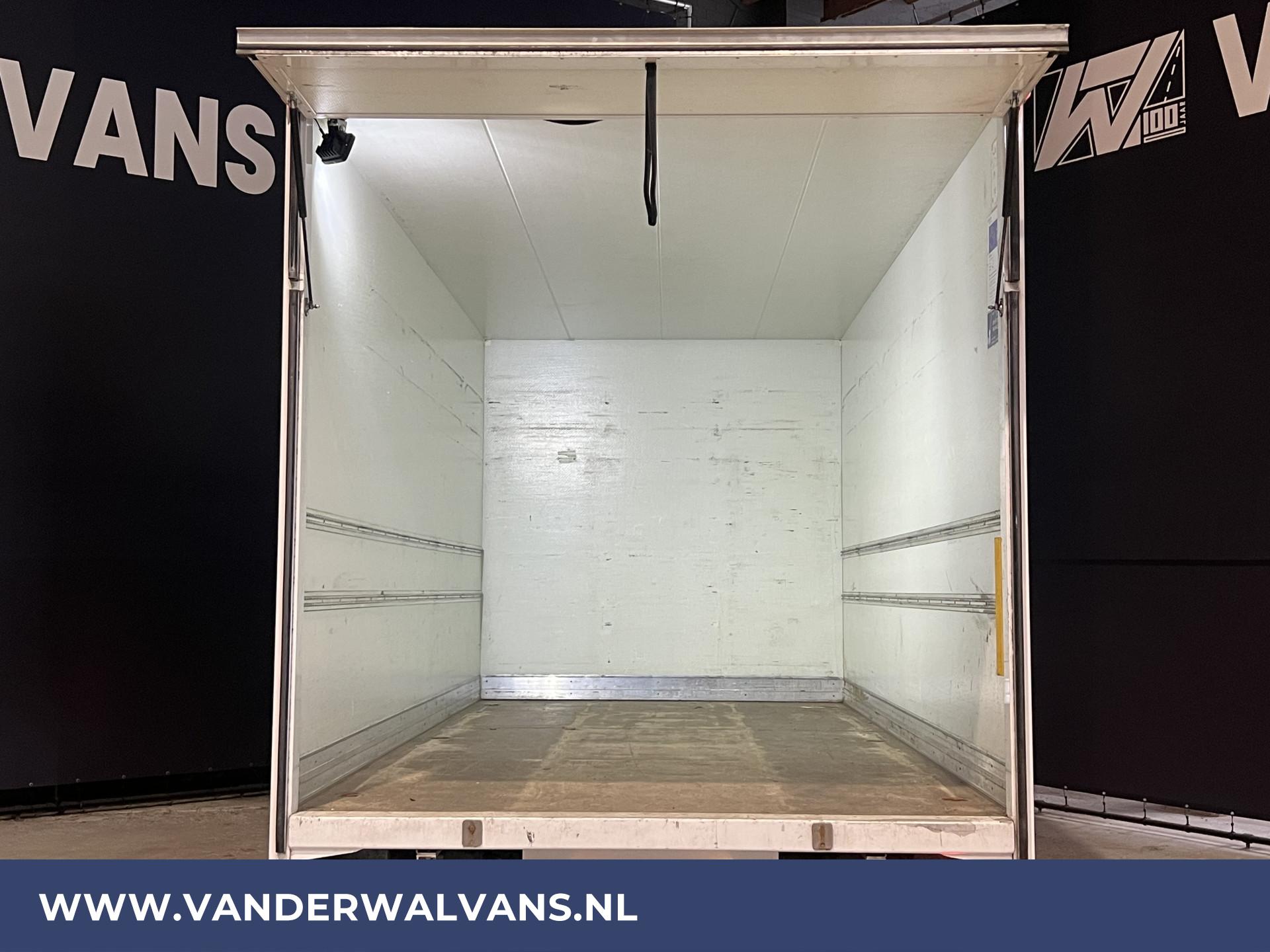 Foto 11 van Peugeot Boxer 2.2 BlueHDi 131pk Bakwagen + Laadklep Euro6 Airco | 1050kg laadvermogen | Camera | Bijrijdersbank