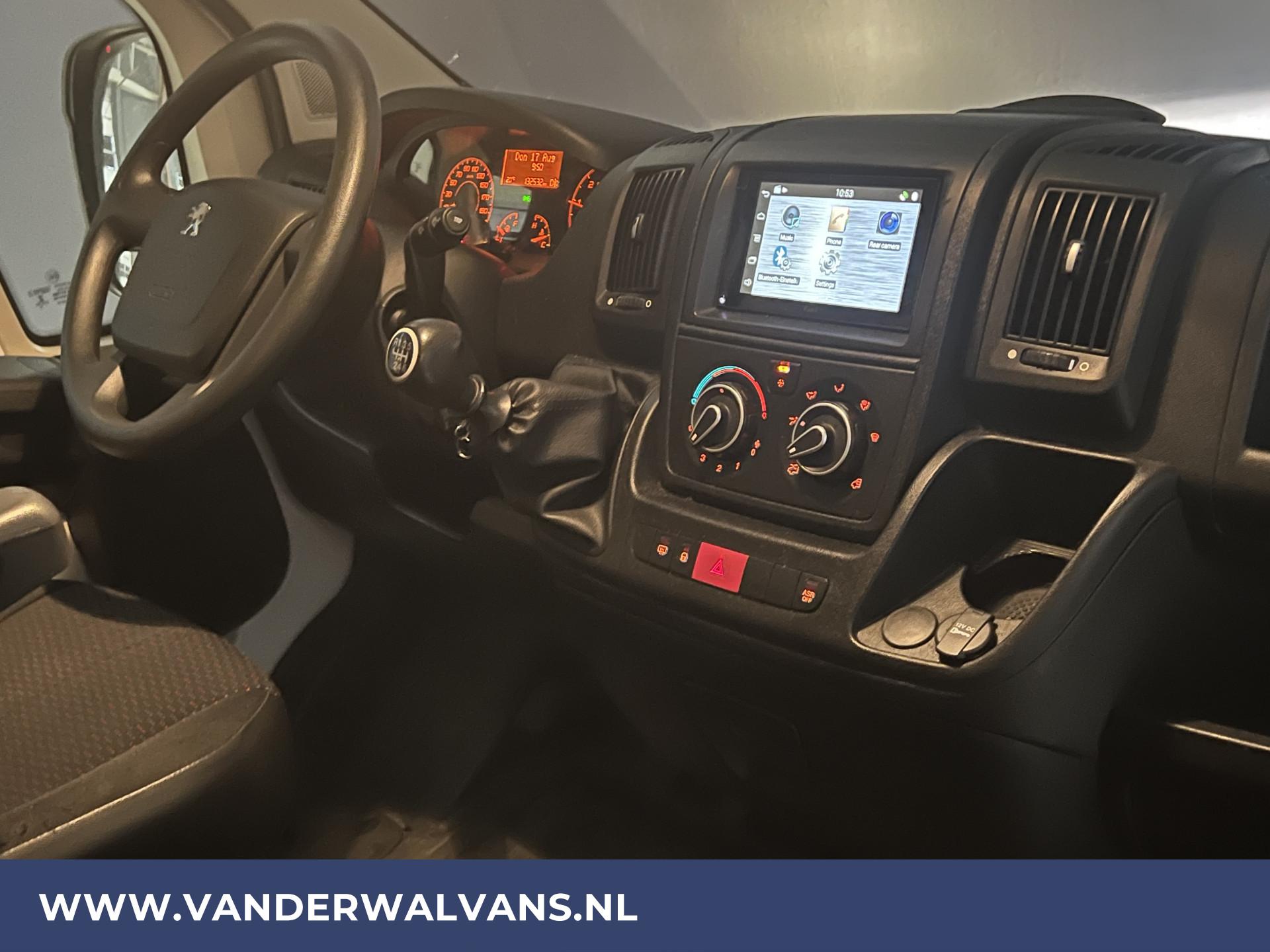 Foto 13 van Peugeot Boxer 2.2 BlueHDi 131pk Bakwagen + Laadklep Euro6 Airco | 1050kg laadvermogen | Camera | Bijrijdersbank