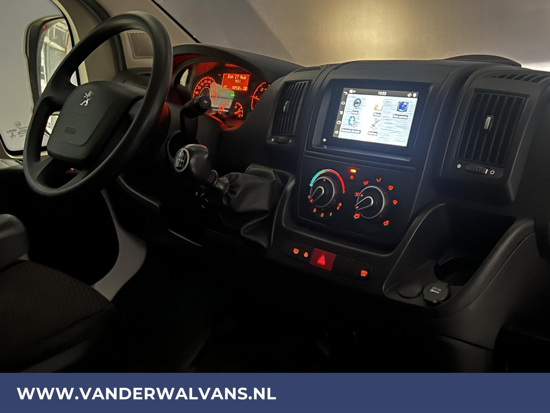 Foto 14 van Peugeot Boxer 2.2 BlueHDi 131pk Bakwagen + Laadklep Euro6 Airco | 1050kg laadvermogen | Camera | Bijrijdersbank