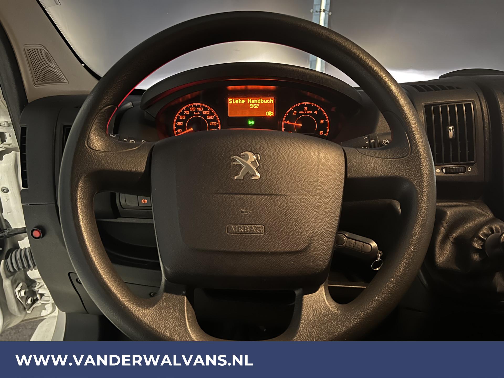 Foto 16 van Peugeot Boxer 2.2 BlueHDi 131pk Bakwagen + Laadklep Euro6 Airco | 1050kg laadvermogen | Camera | Bijrijdersbank
