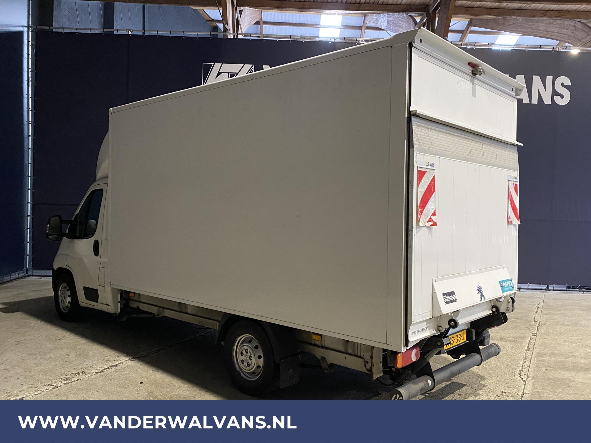 Foto 2 van Peugeot Boxer 2.2 BlueHDi 131pk Bakwagen + Laadklep Euro6 Airco | 1050kg laadvermogen | Camera | Bijrijdersbank