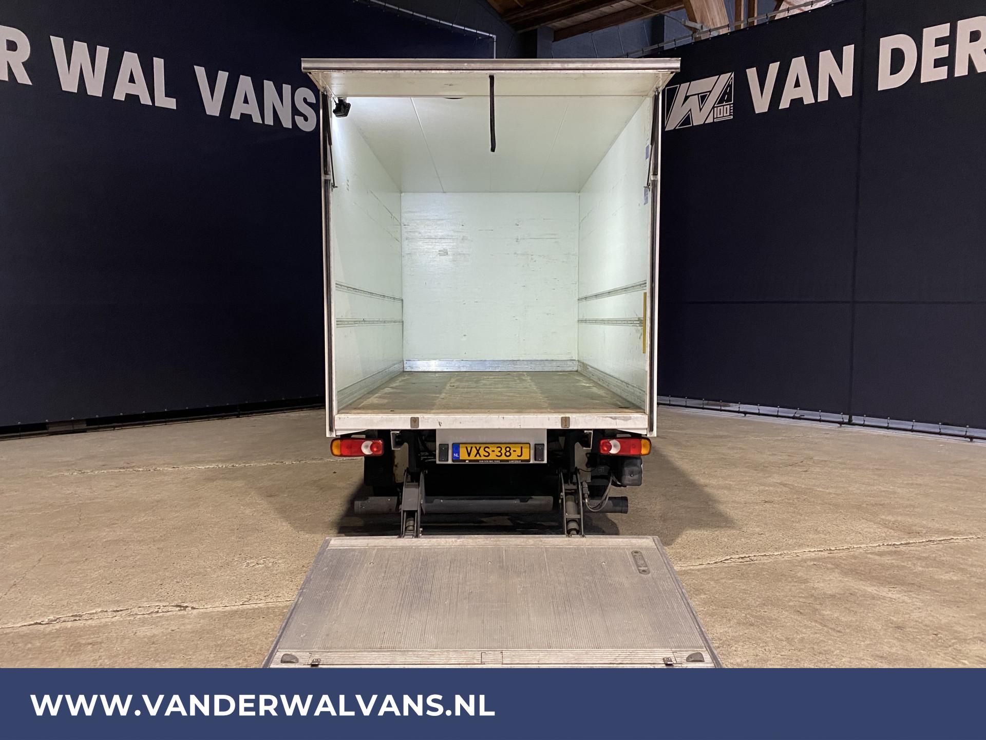Foto 3 van Peugeot Boxer 2.2 BlueHDi 131pk Bakwagen + Laadklep Euro6 Airco | 1050kg laadvermogen | Camera | Bijrijdersbank