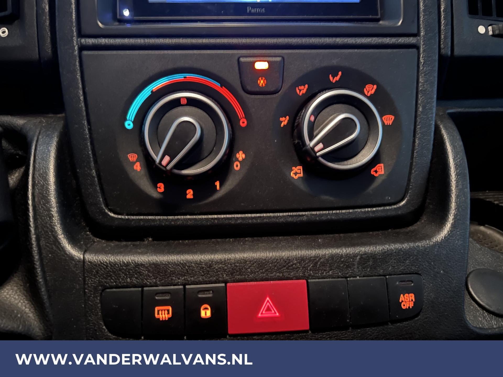 Foto 4 van Peugeot Boxer 2.2 BlueHDi 131pk Bakwagen + Laadklep Euro6 Airco | 1050kg laadvermogen | Camera | Bijrijdersbank