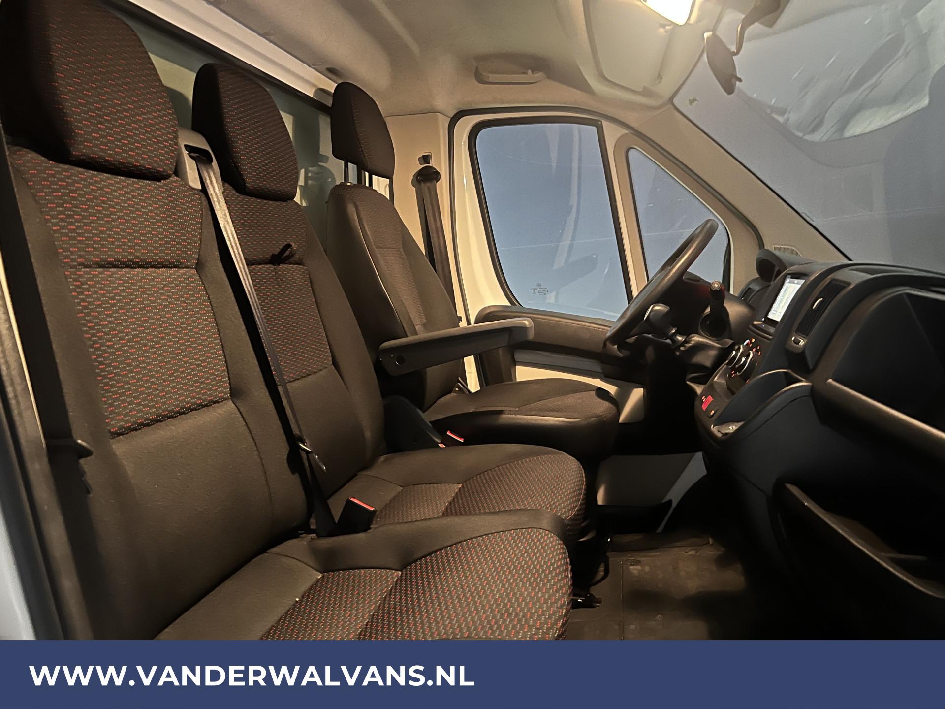 Foto 6 van Peugeot Boxer 2.2 BlueHDi 131pk Bakwagen + Laadklep Euro6 Airco | 1050kg laadvermogen | Camera | Bijrijdersbank