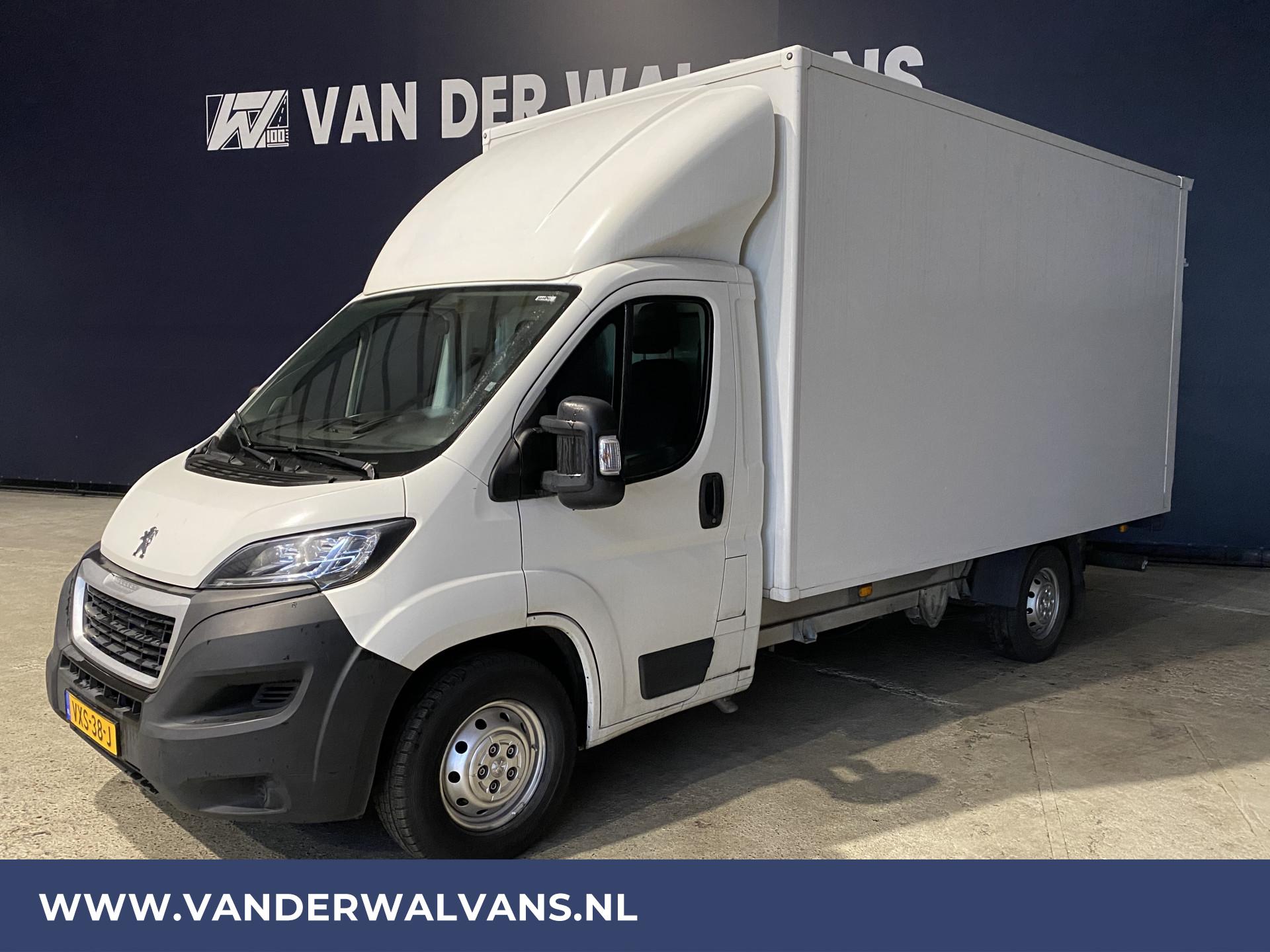Foto 7 van Peugeot Boxer 2.2 BlueHDi 131pk Bakwagen + Laadklep Euro6 Airco | 1050kg laadvermogen | Camera | Bijrijdersbank