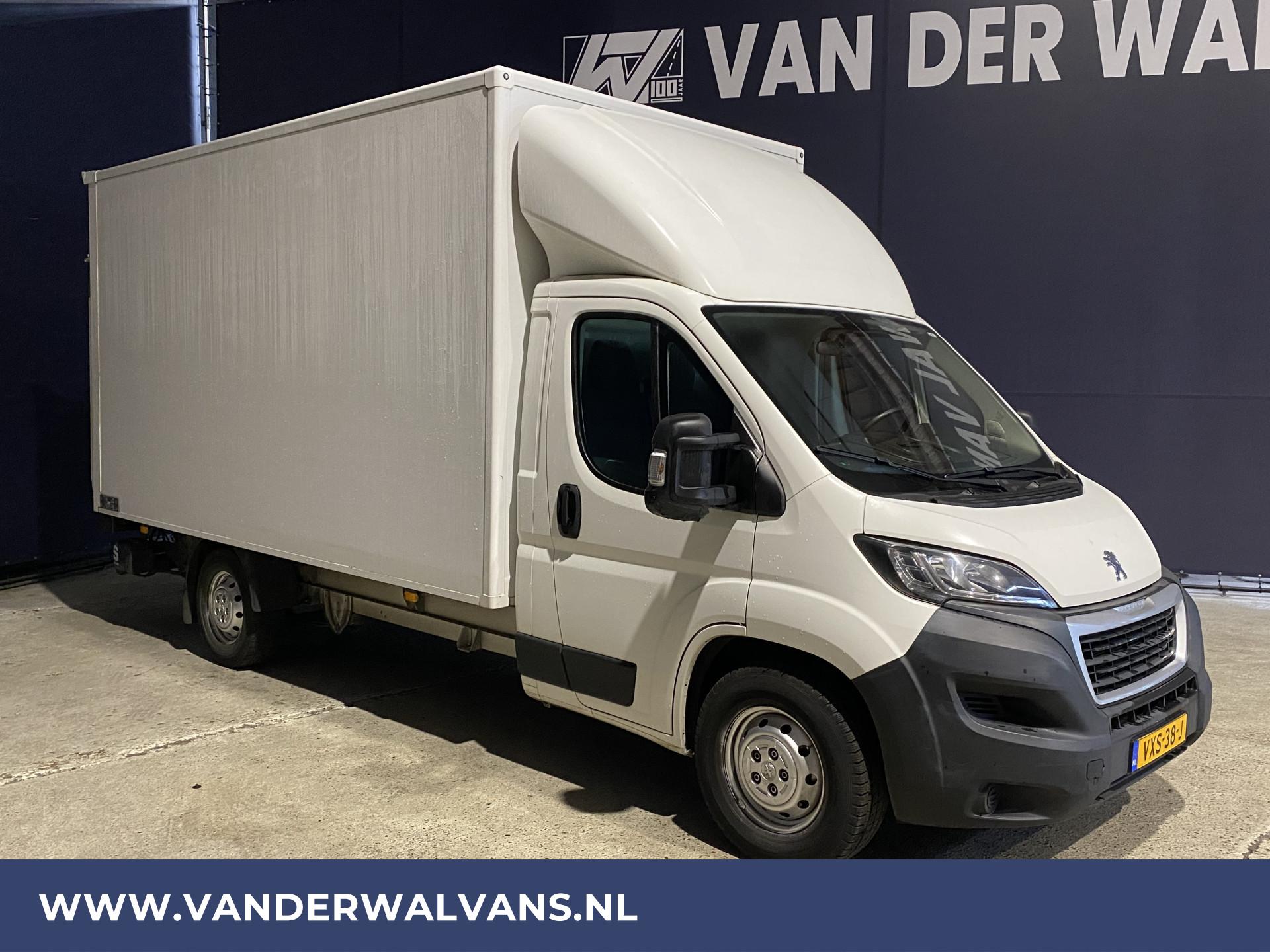 Foto 8 van Peugeot Boxer 2.2 BlueHDi 131pk Bakwagen + Laadklep Euro6 Airco | 1050kg laadvermogen | Camera | Bijrijdersbank