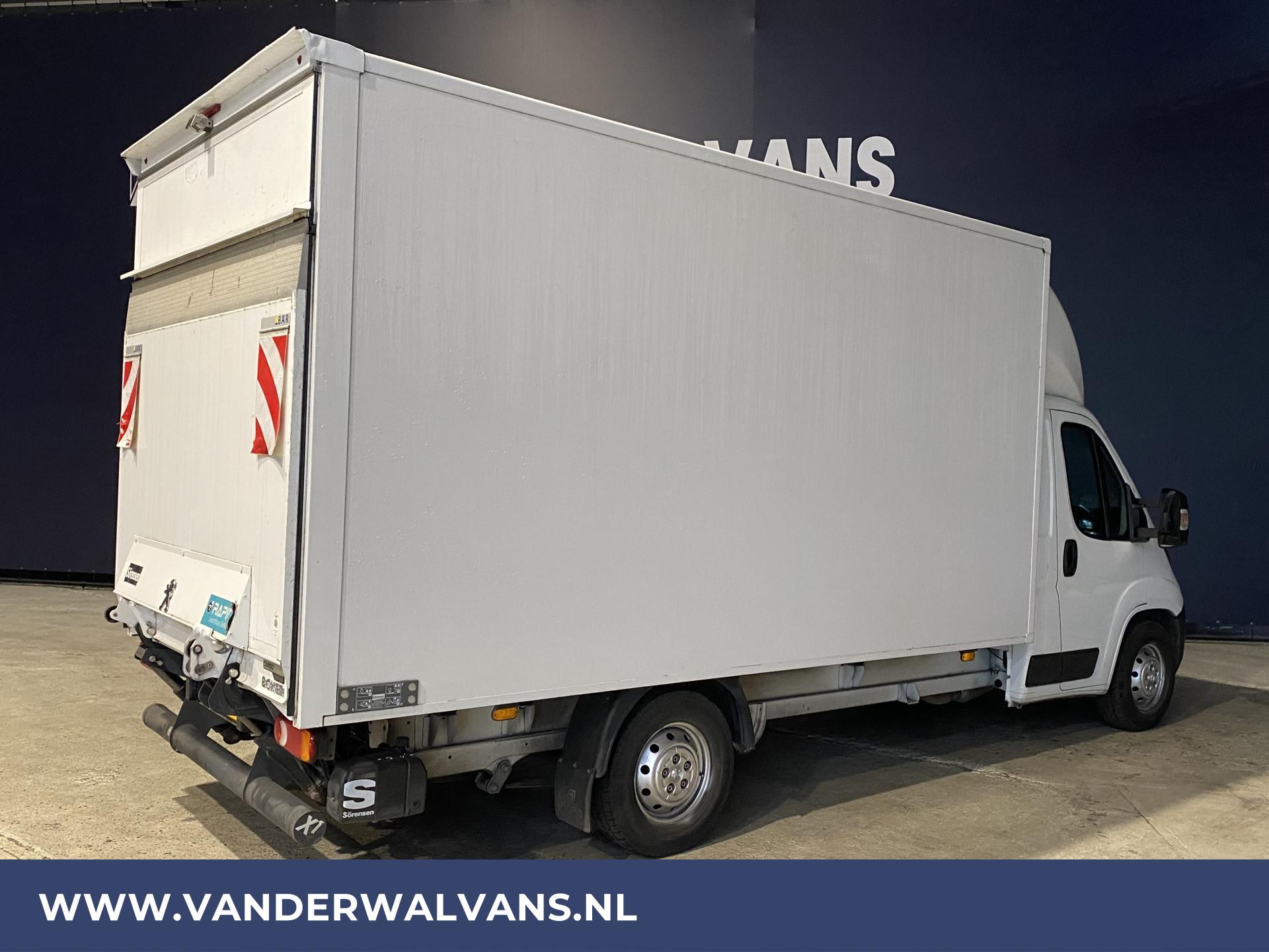 Foto 9 van Peugeot Boxer 2.2 BlueHDi 131pk Bakwagen + Laadklep Euro6 Airco | 1050kg laadvermogen | Camera | Bijrijdersbank