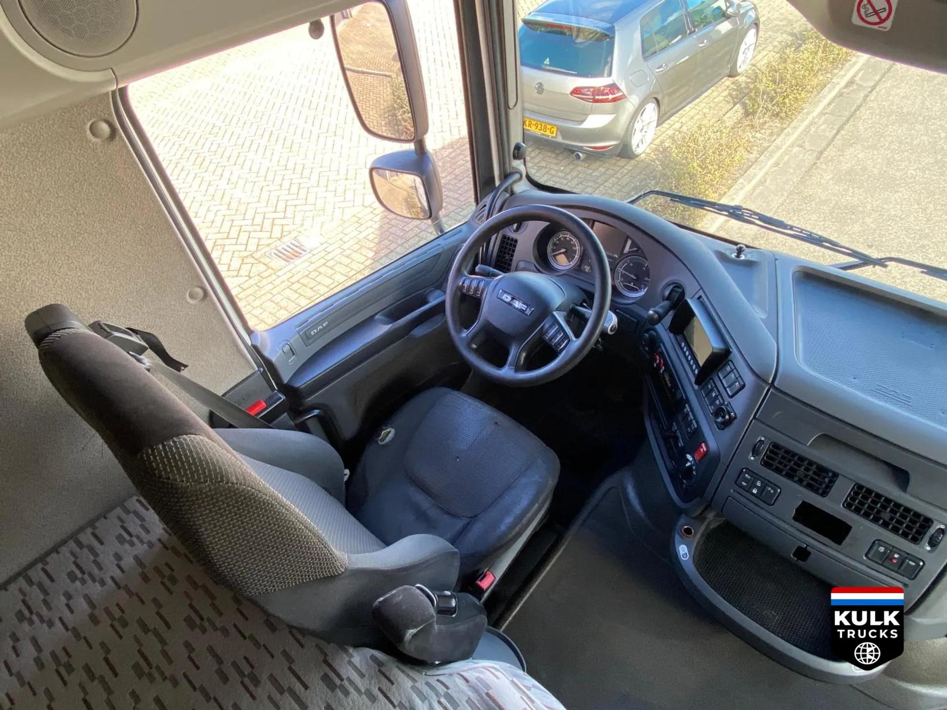 Foto 11 van DAF XF 460 FAR 6X2 SSC CLEAN HOLLAND TRUCK