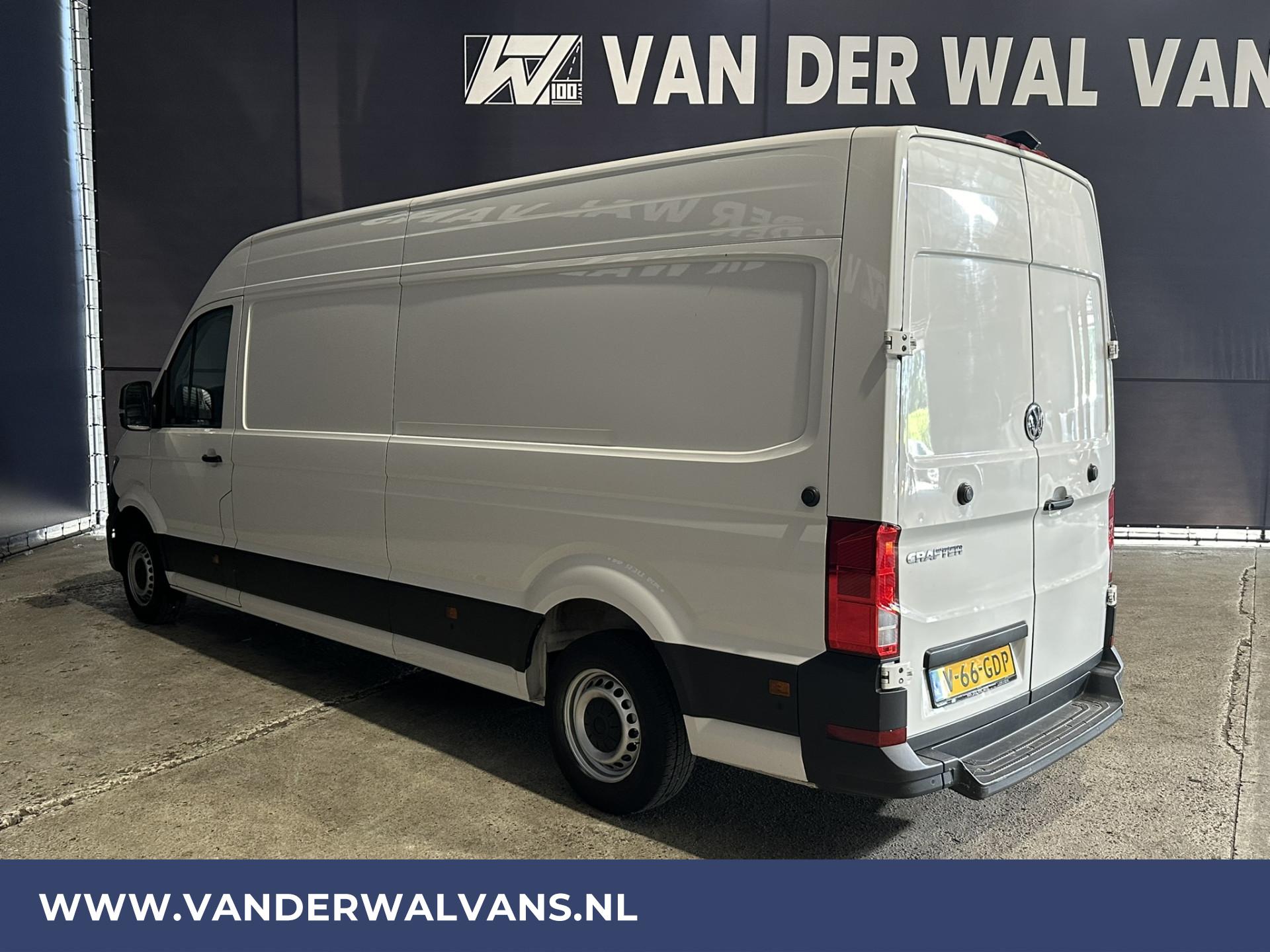 Foto 2 van Volkswagen Crafter 2.0 TDI 140pk L4H3 L3H2 Euro6 Airco | Navigatie | Camera | 270gr achterdeuren