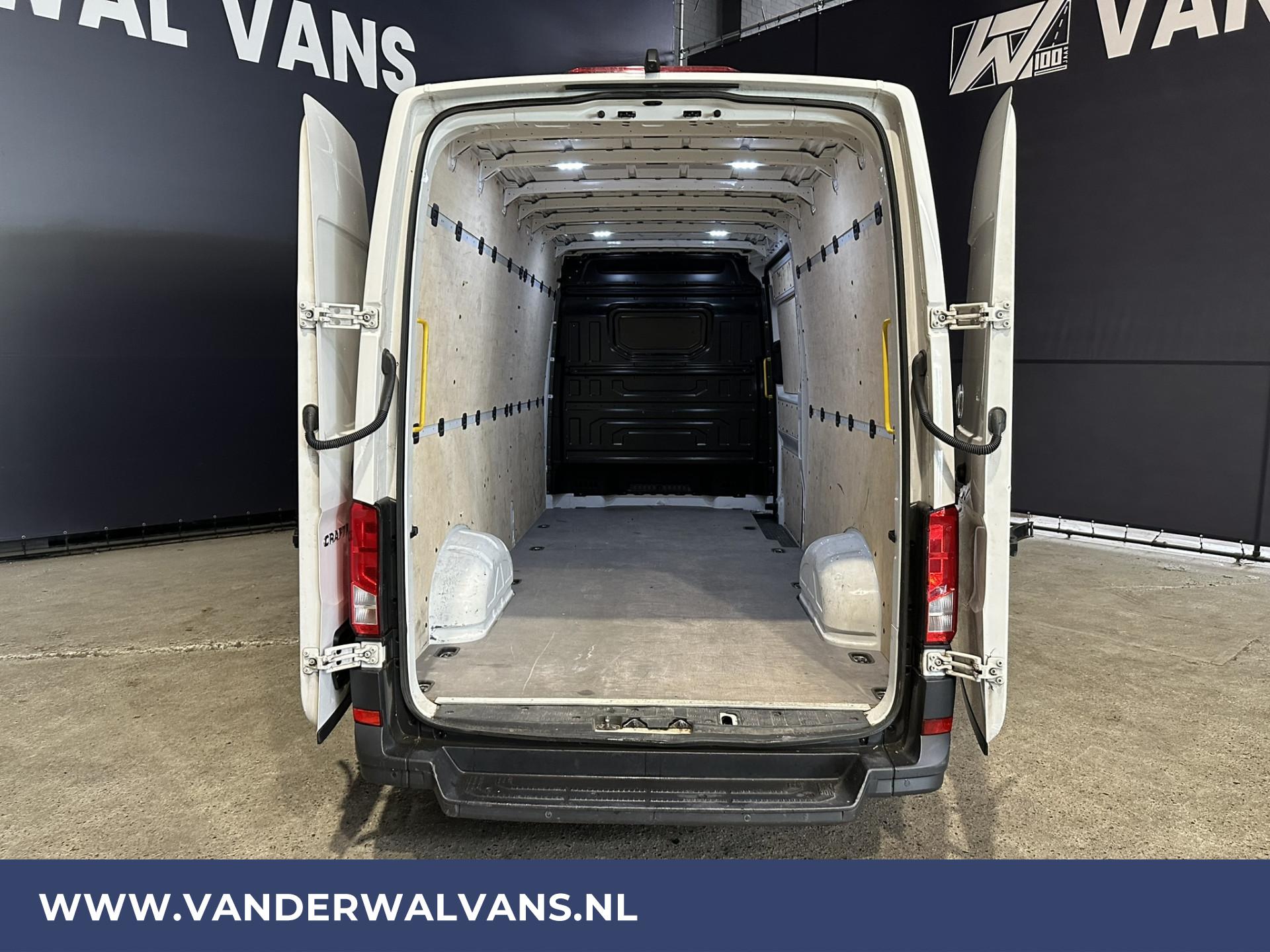 Foto 3 van Volkswagen Crafter 2.0 TDI 140pk L4H3 L3H2 Euro6 Airco | Navigatie | Camera | 270gr achterdeuren