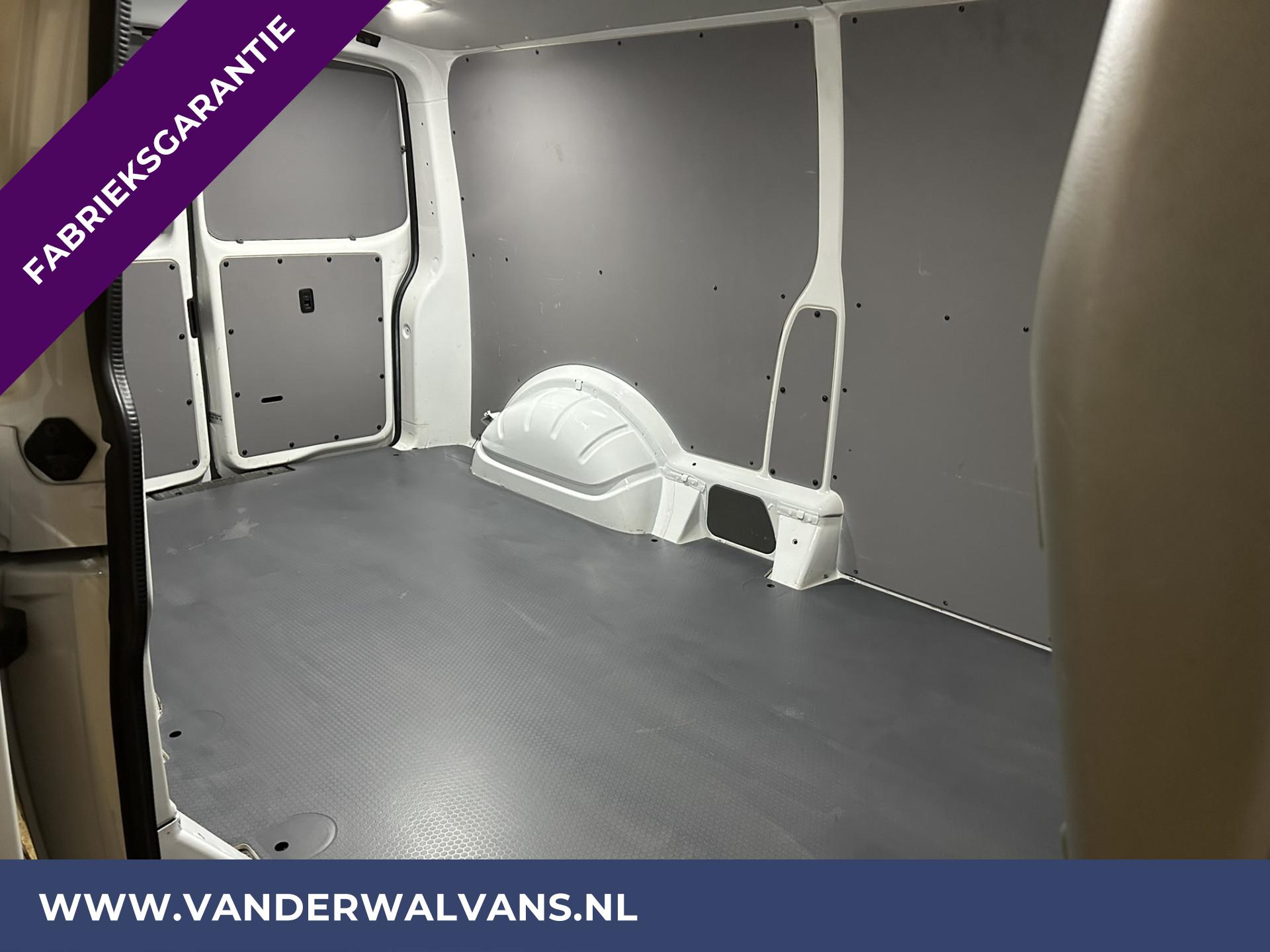 Foto 14 van Volkswagen Transporter 2.0 TDI 110pk L2H1 Euro6 Fabrieksgarantie Airco | Navigatie | Apple Carplay | Trekhaak