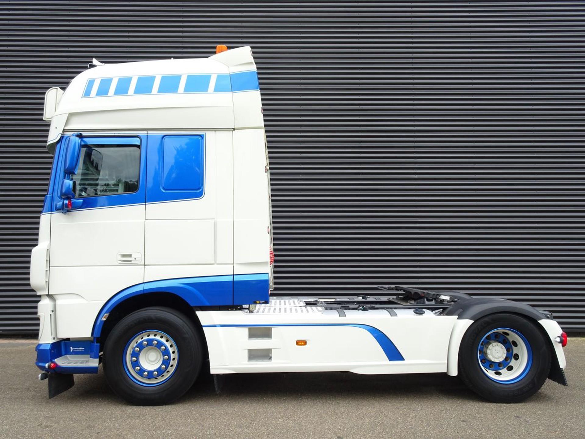 Foto 2 van DAF XF 460 SUPERSPACECAB / 2 TANKS / NL TRUCK!