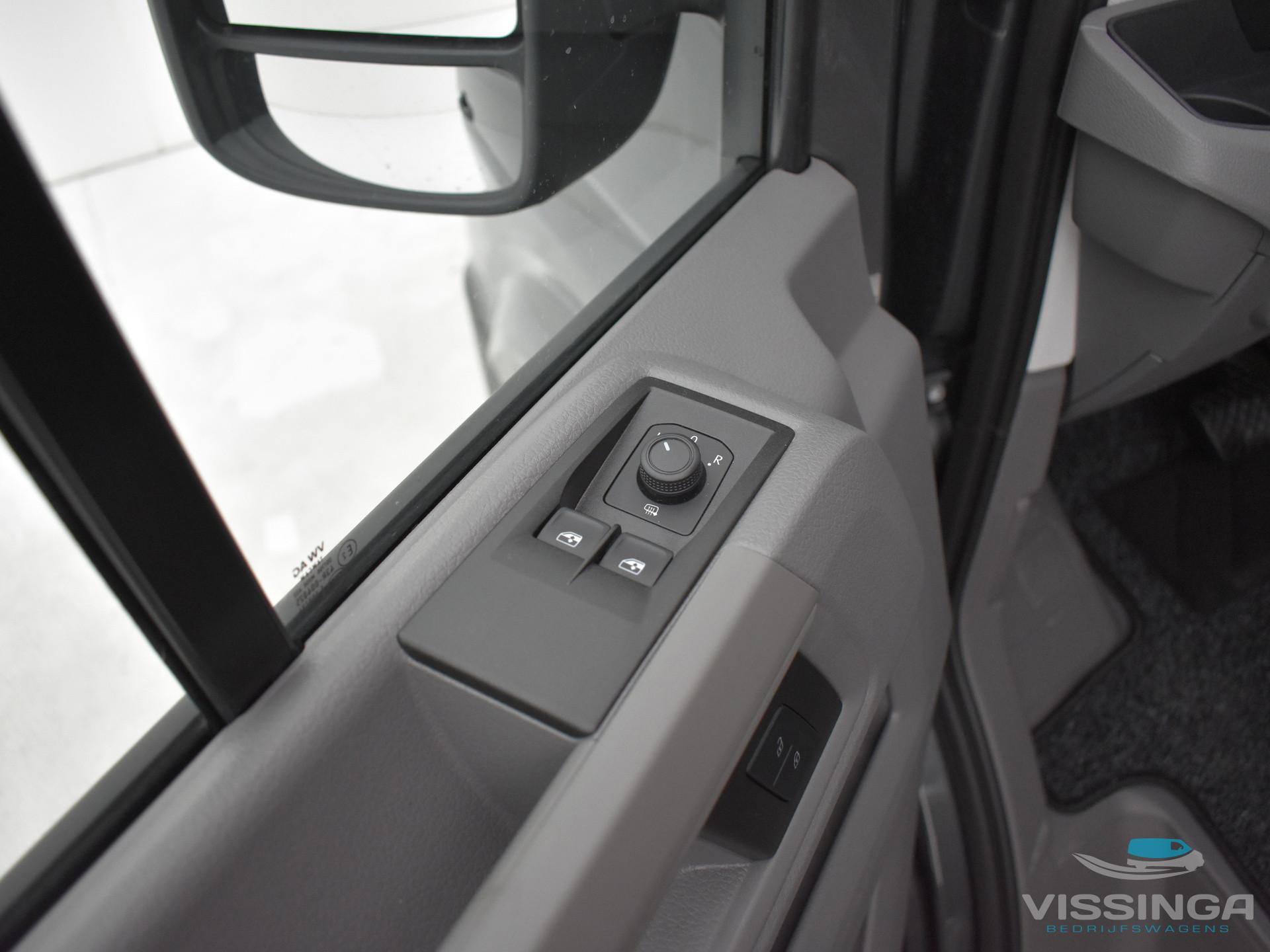 Foto 19 van Volkswagen Crafter 35 2.0 TDI L3H3 140 pk DSG