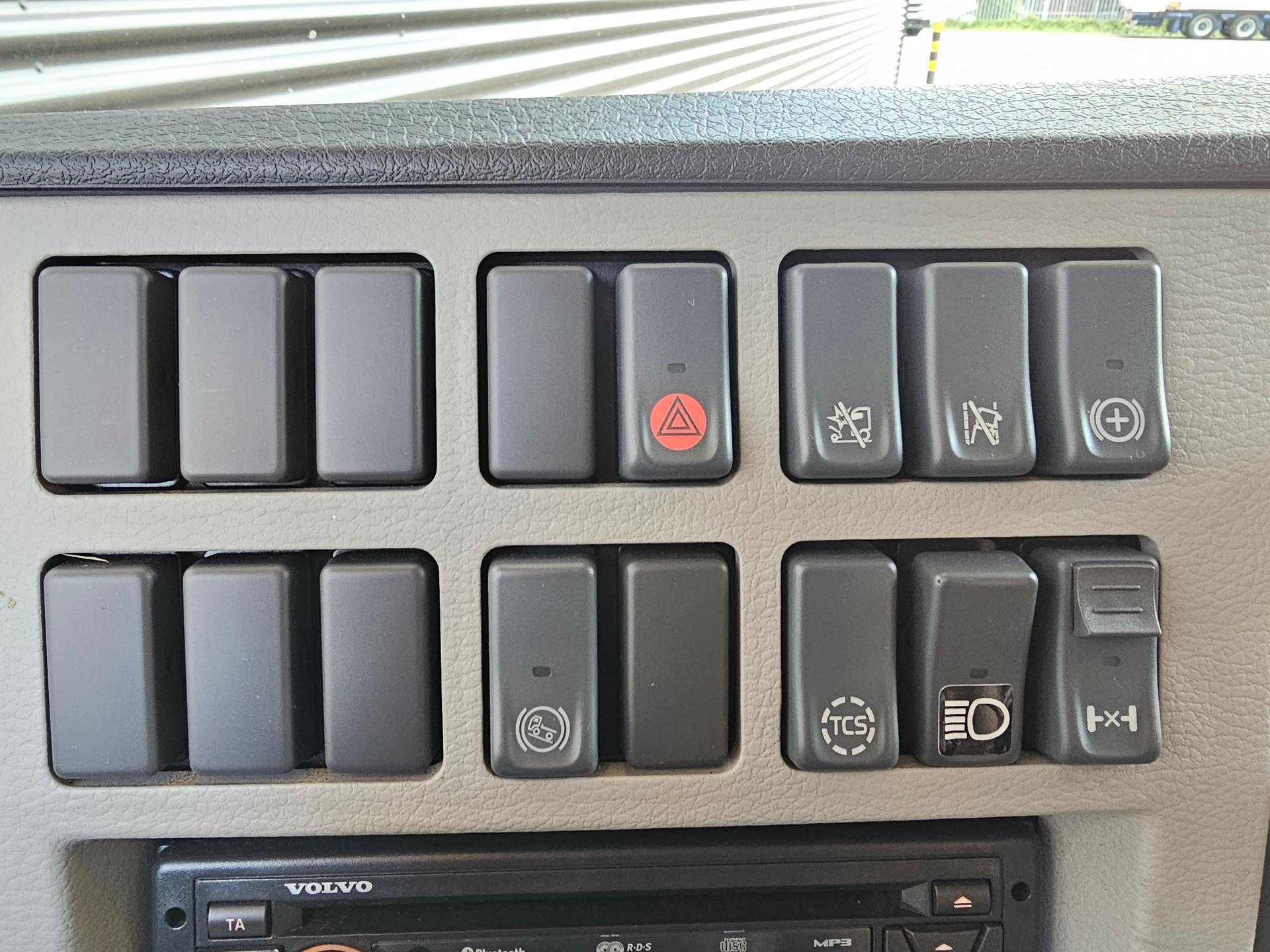 Foto 36 van Volvo FL250 / 4X2 / ELECTRO-COOLING / LIFT / KOFFER / LBW