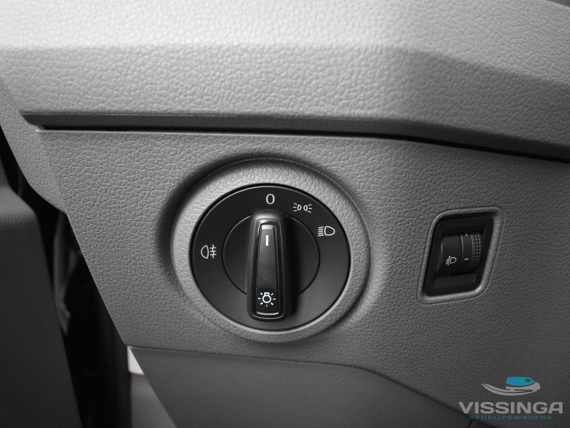 Foto 18 van Volkswagen Crafter 35 2.0 TDI L3H3 140 pk DSG