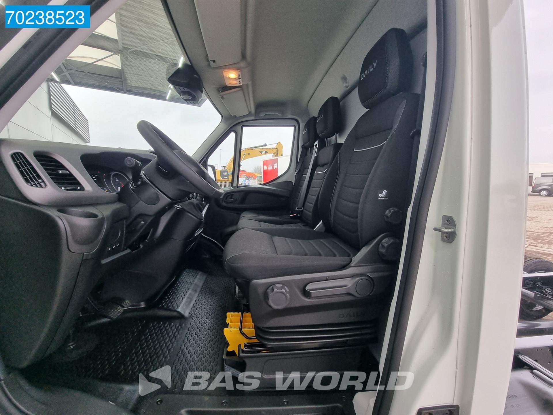 Foto 16 van Iveco Daily 40C18 3.0L Automaat Luchtvering Laadklep Dhollandia laadklep ACC Navi Bakwagen Koffer Meubelbak 21m3 Airco