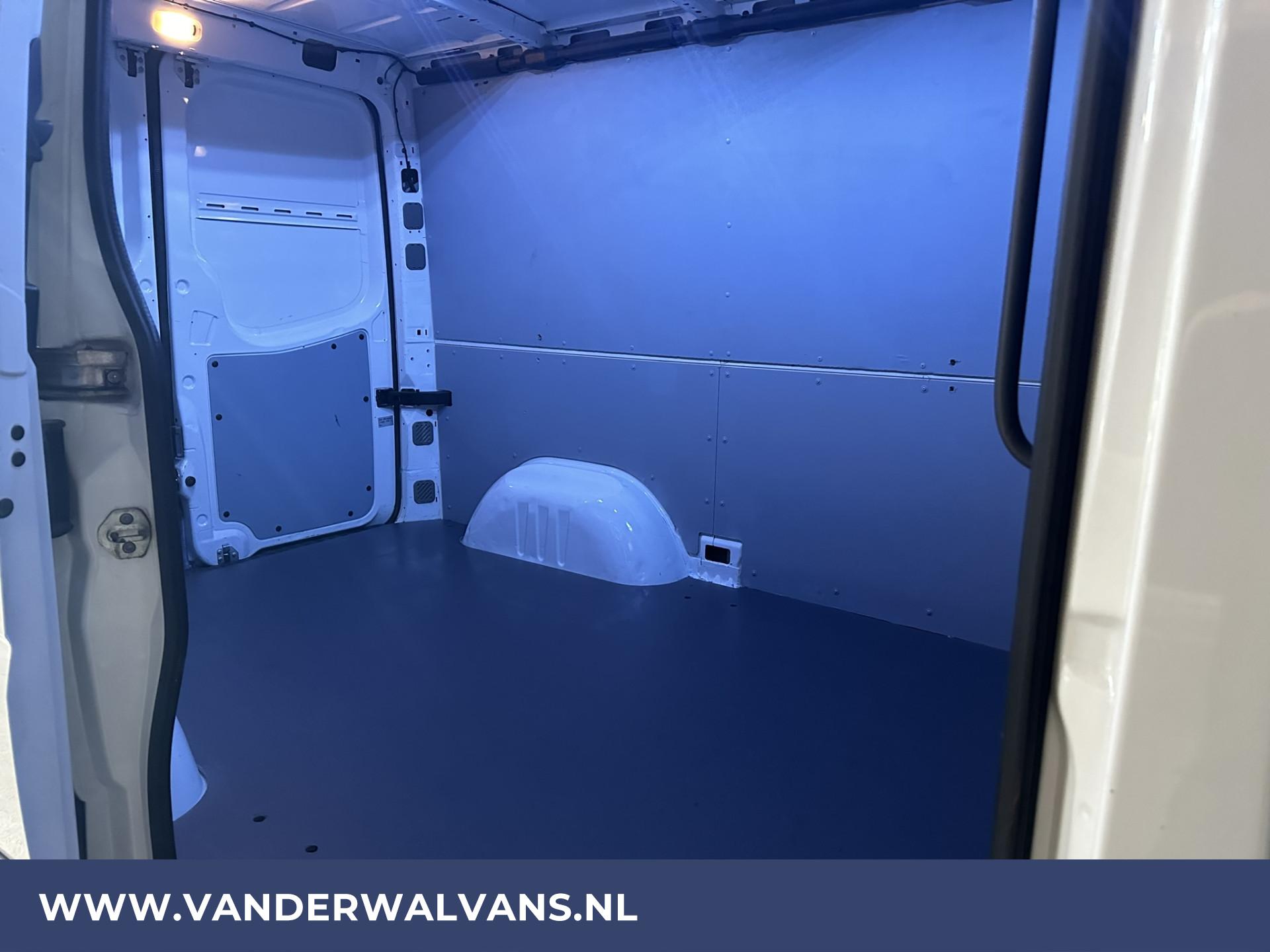 Foto 10 van Volkswagen Crafter 2.0 TDI L1H1 Airco | Imperiaal | Trap | Trekhaak | Navigatie | Cruisecontrol | Parkeersensoren