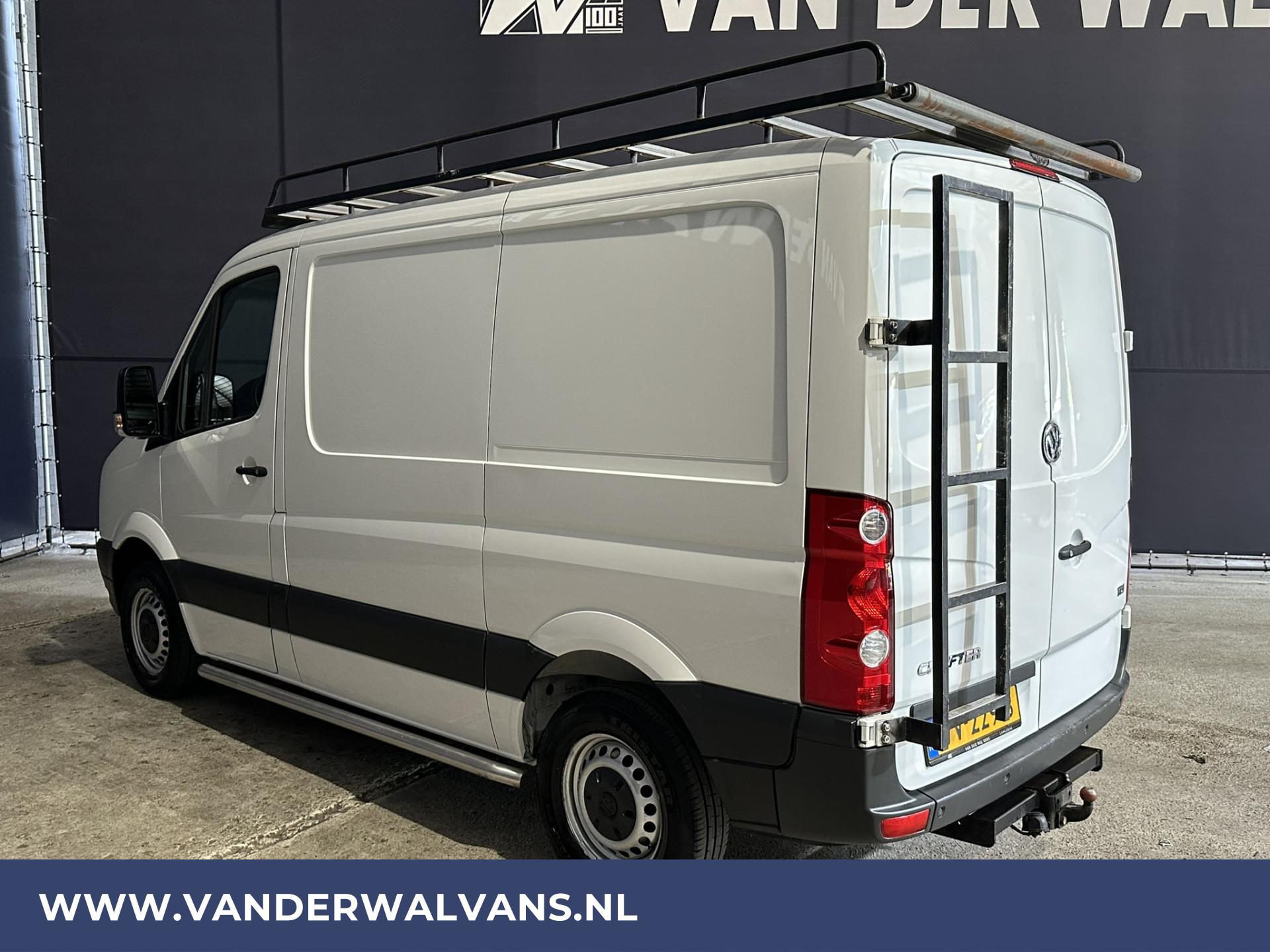 Foto 2 van Volkswagen Crafter 2.0 TDI L1H1 Airco | Imperiaal | Trap | Trekhaak | Navigatie | Cruisecontrol | Parkeersensoren