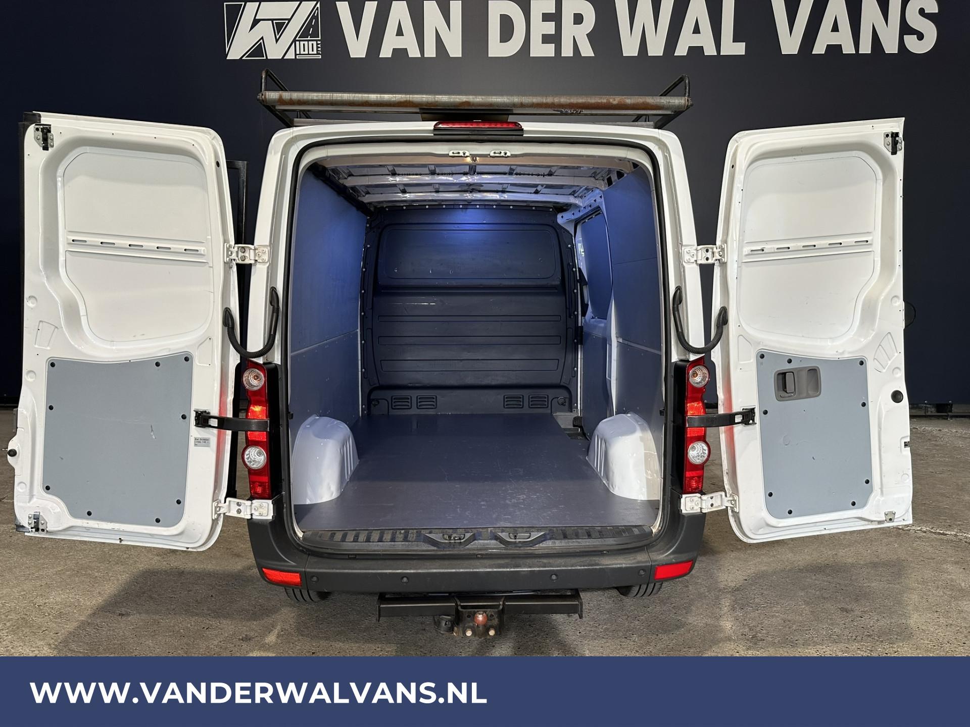 Foto 3 van Volkswagen Crafter 2.0 TDI L1H1 Airco | Imperiaal | Trap | Trekhaak | Navigatie | Cruisecontrol | Parkeersensoren