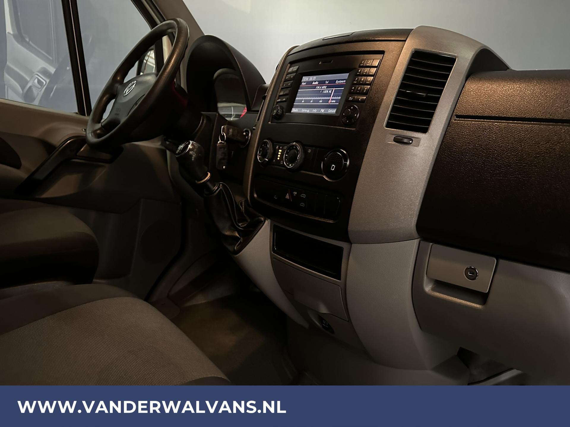 Foto 4 van Volkswagen Crafter 2.0 TDI L1H1 Airco | Imperiaal | Trap | Trekhaak | Navigatie | Cruisecontrol | Parkeersensoren