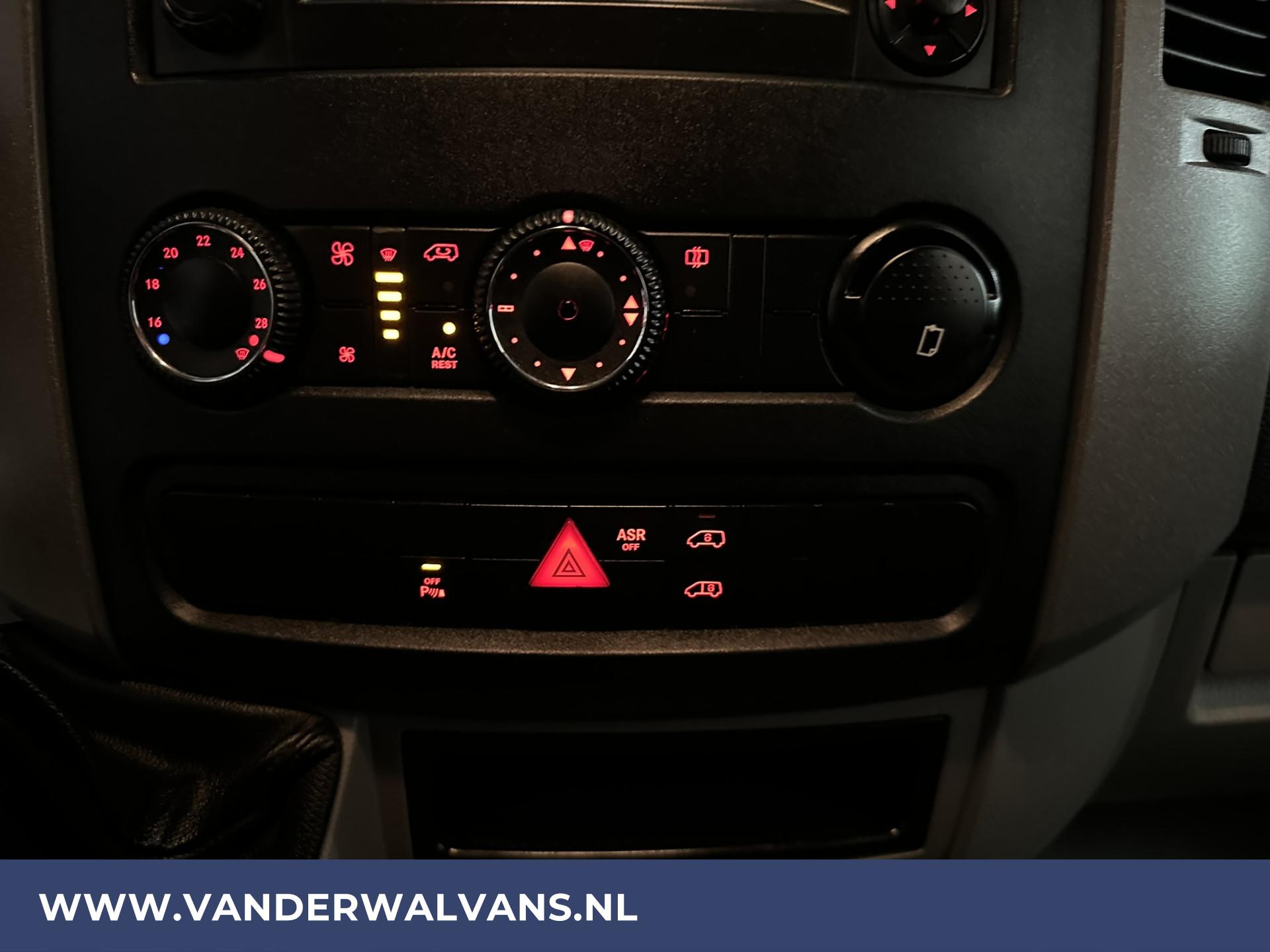 Foto 5 van Volkswagen Crafter 2.0 TDI L1H1 Airco | Imperiaal | Trap | Trekhaak | Navigatie | Cruisecontrol | Parkeersensoren