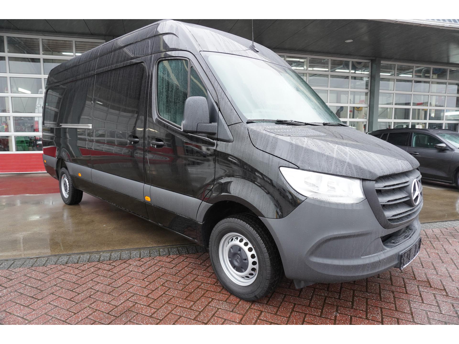 Foto 2 van Mercedes-Benz Sprinter 317 CDI 170PK L3H2 RWD Automaat