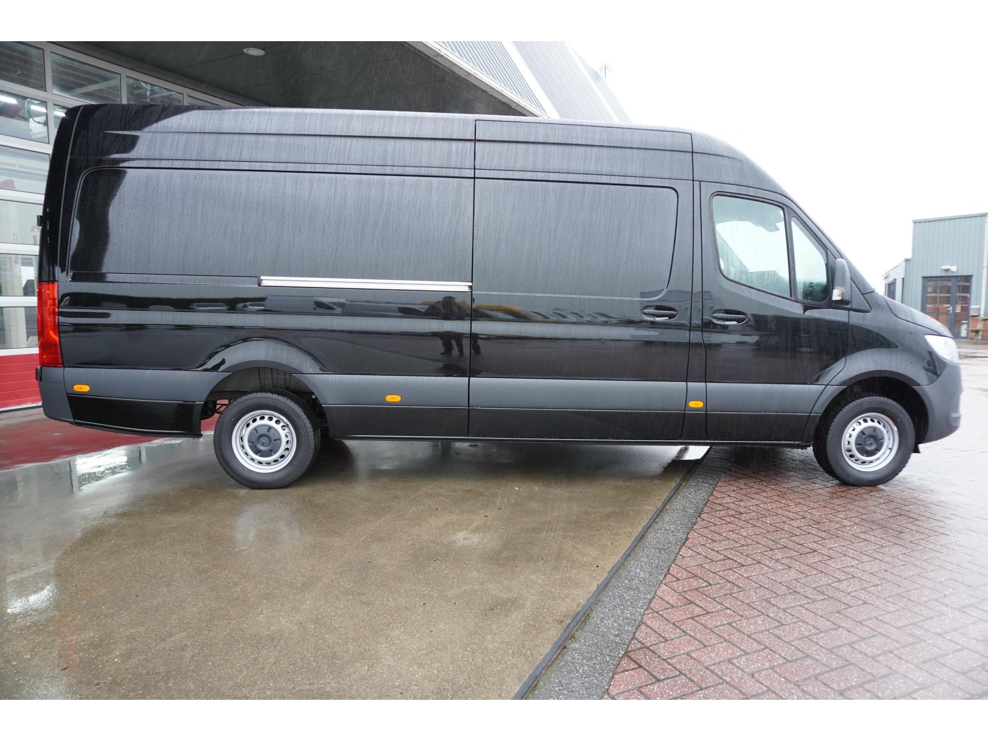 Foto 3 van Mercedes-Benz Sprinter 317 CDI 170PK L3H2 RWD Automaat