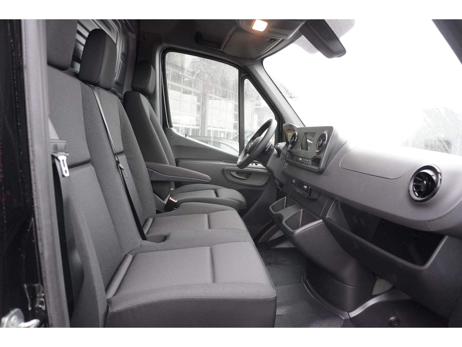 Foto 4 van Mercedes-Benz Sprinter 317 CDI 170PK L3H2 RWD Automaat