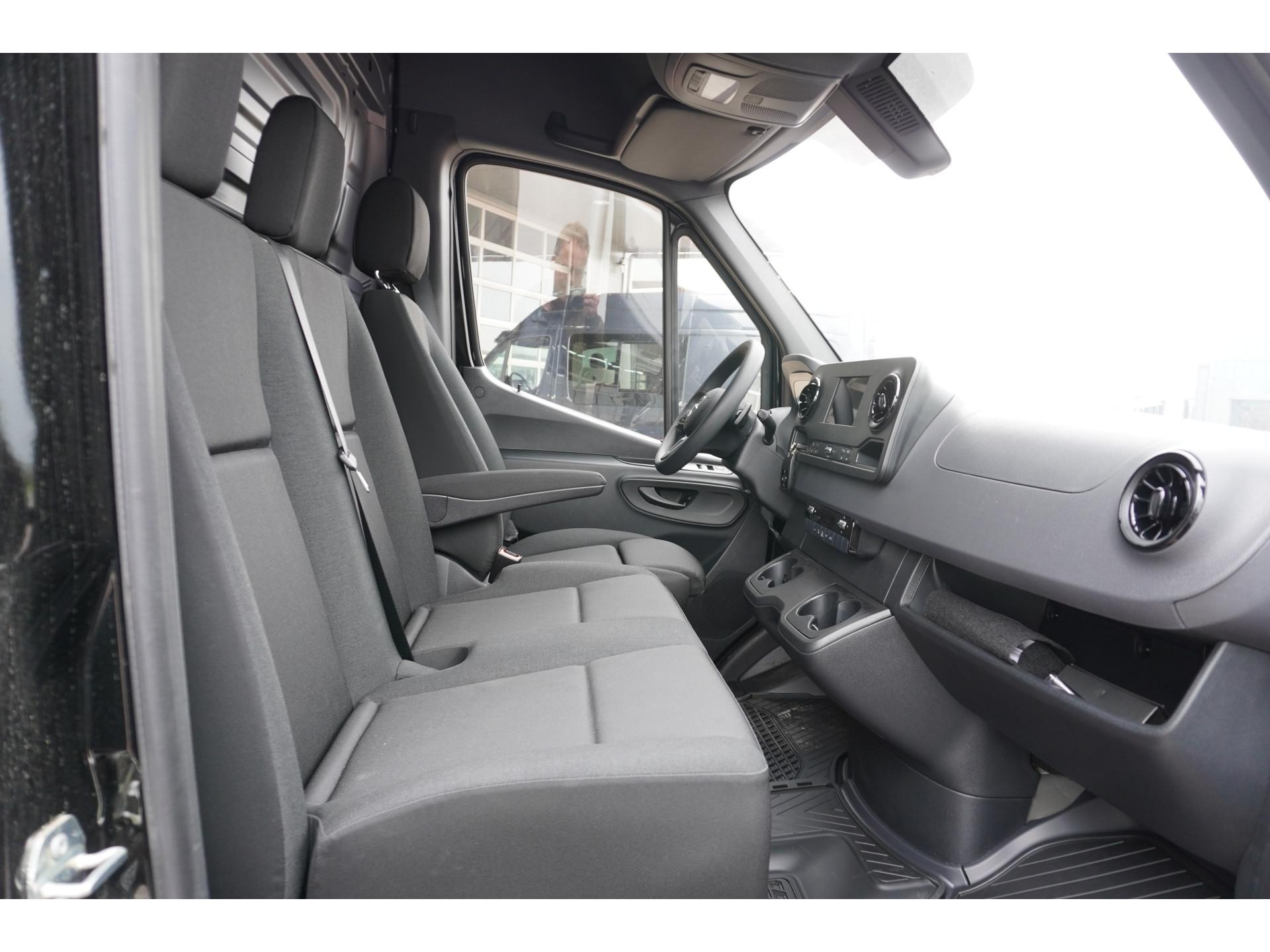 Foto 15 van Mercedes-Benz 317CDI 170PK L3H2 RWD Automaat