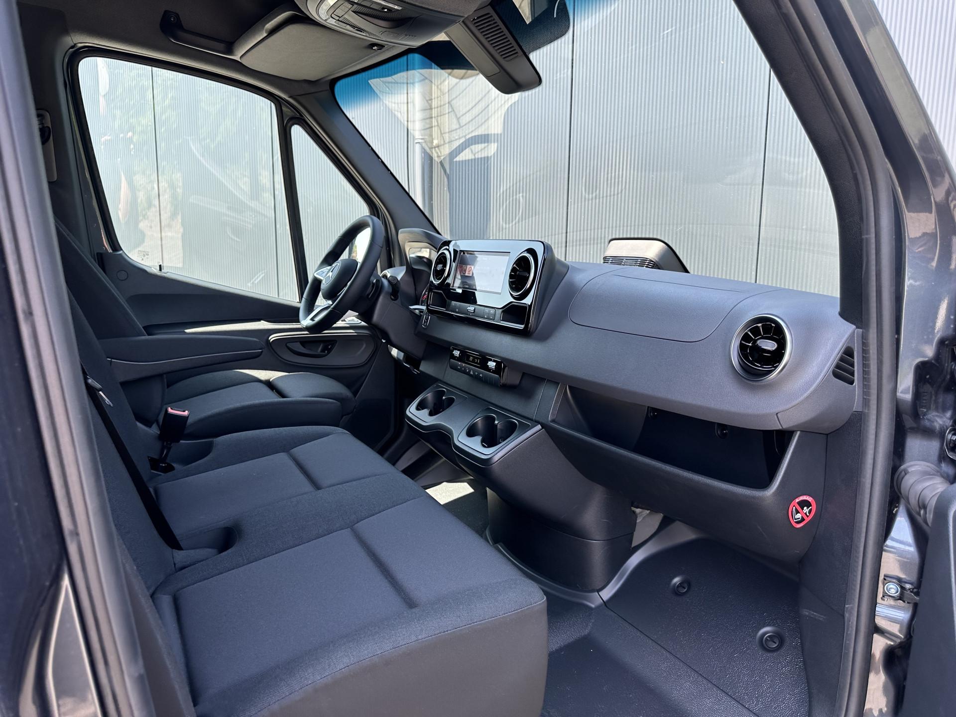 Foto 6 van Mercedes-Benz Sprinter 317 CDI 170 PK 9G AUTOMAAT / 2024 FACELIFT MODEL !! / L2H2 / 3.5 TONS TREKHAAK / CAMERA / LED / APPLE CARPLAY