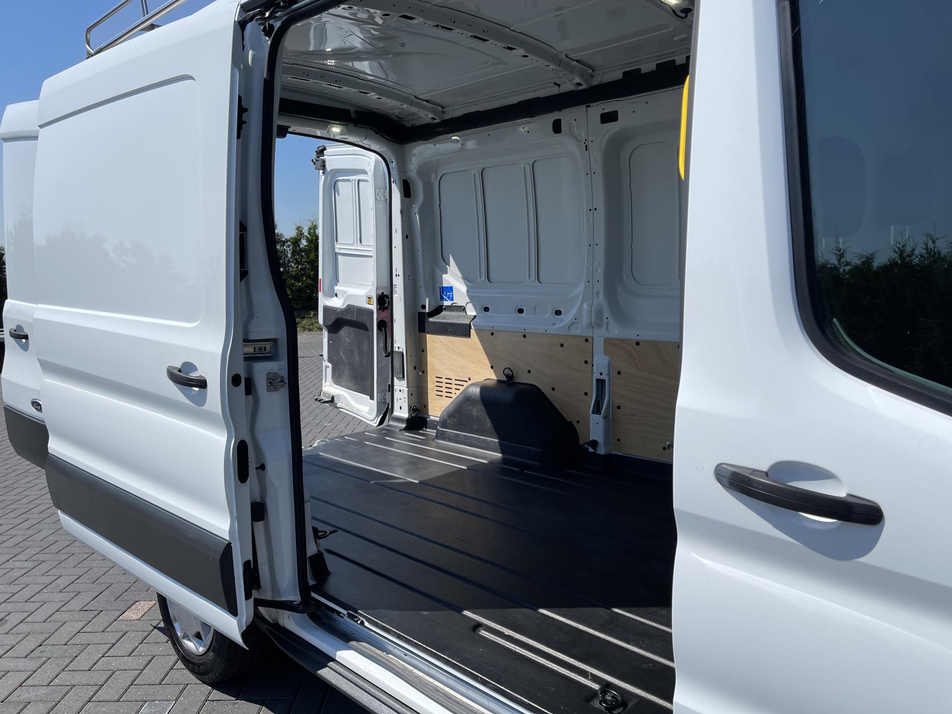 Foto 8 van Ford Transit 2.0 TDCI EURO 6 / L2H2 / 1e EIG. / IMPERIAAL / TREKHAAK / AIRCO / CRUISE / 3-ZITS / PDC