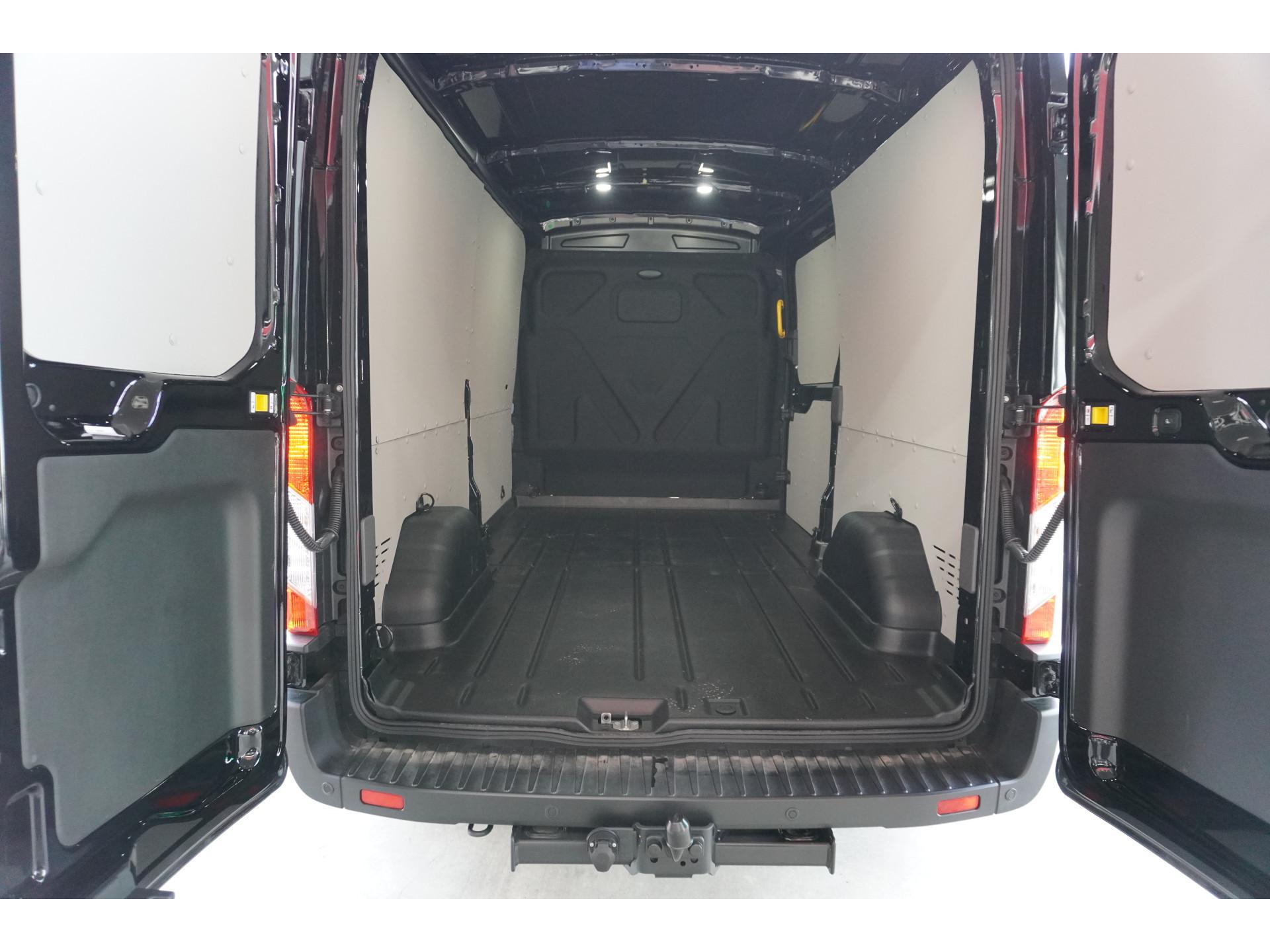 Foto 3 van Ford Transit 350L 2.0 TDCI 170PK L3H2 Trail