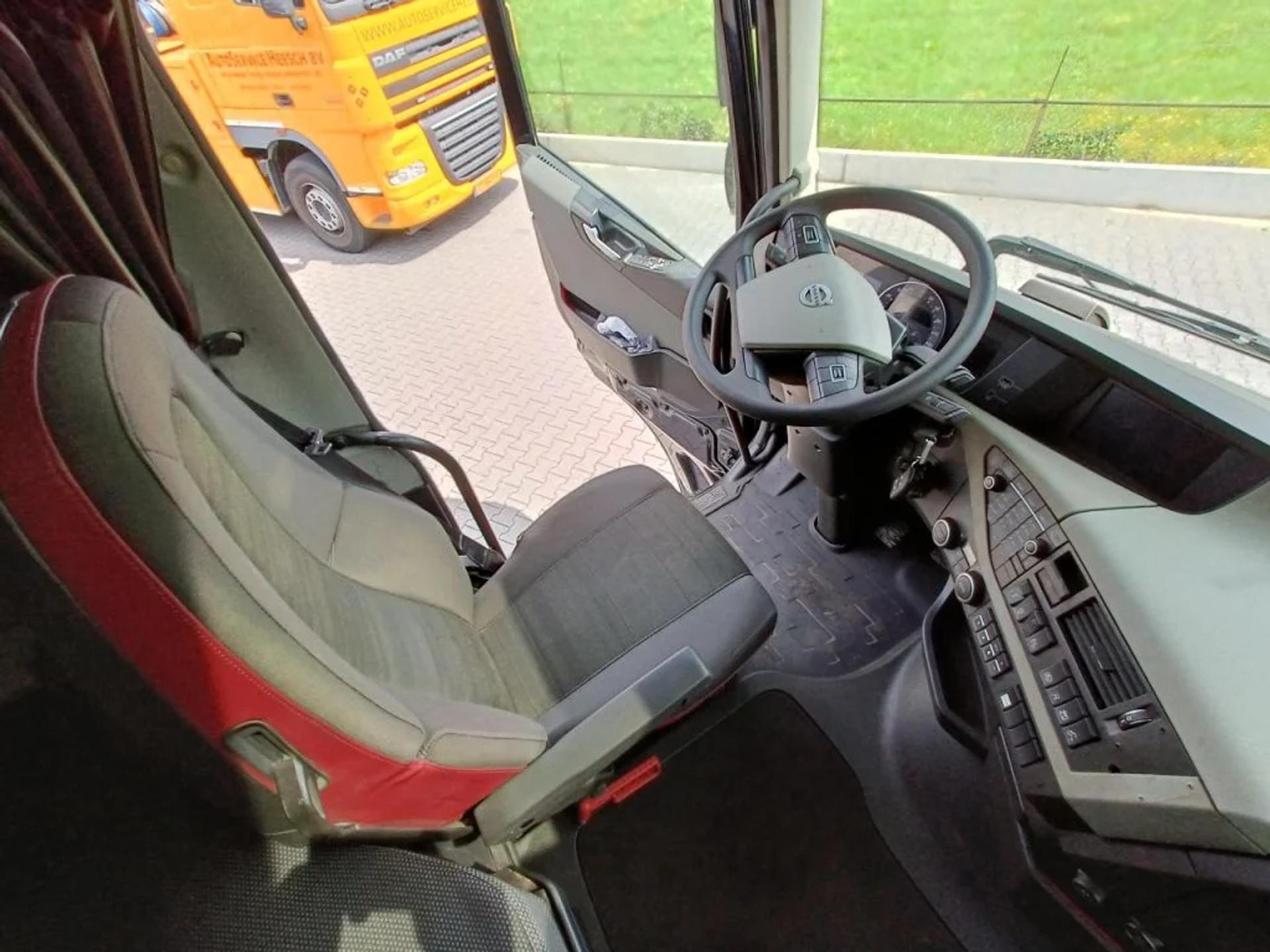 Foto 22 van Volvo FH 420HP - YEAR 2019 - 6X2 LIFT AXLE - 307.000KM - FULL AIR - AHK