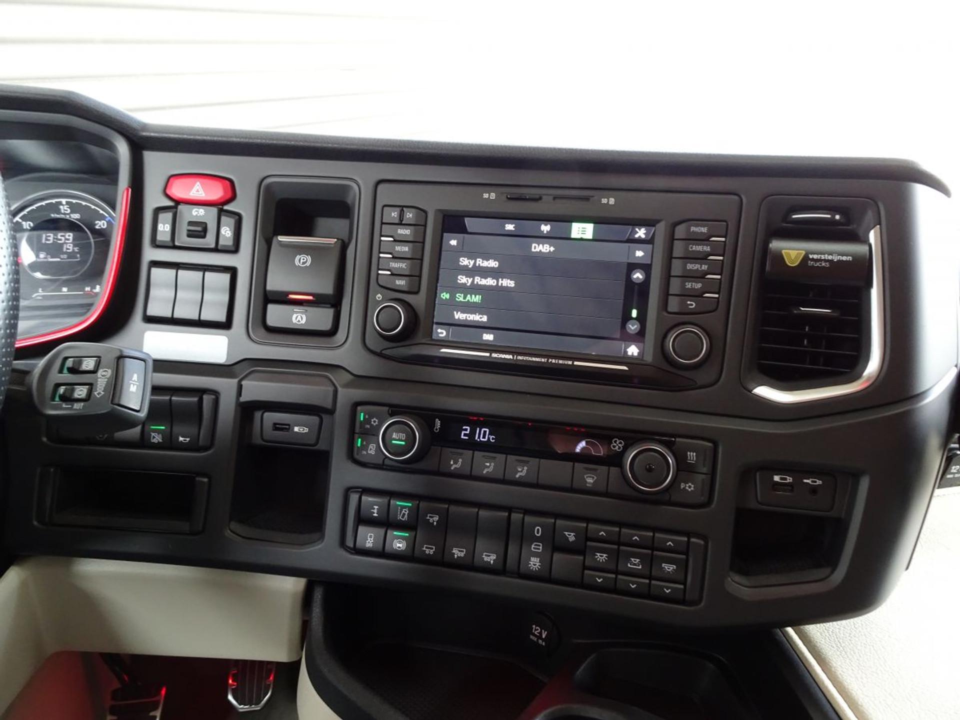 Foto 12 van Scania S660 V8 / 4x2 / FULL AIR / RETARDER / PARKING COOLER