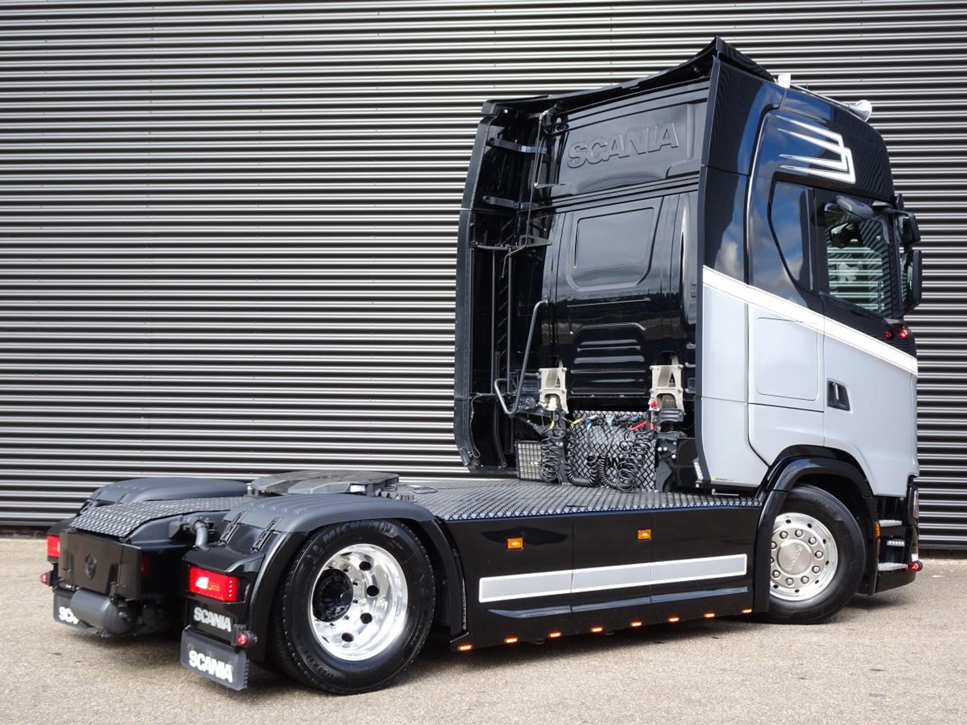 Foto 2 van Scania S660 V8 / 4x2 / FULL AIR / RETARDER / PARKING COOLER
