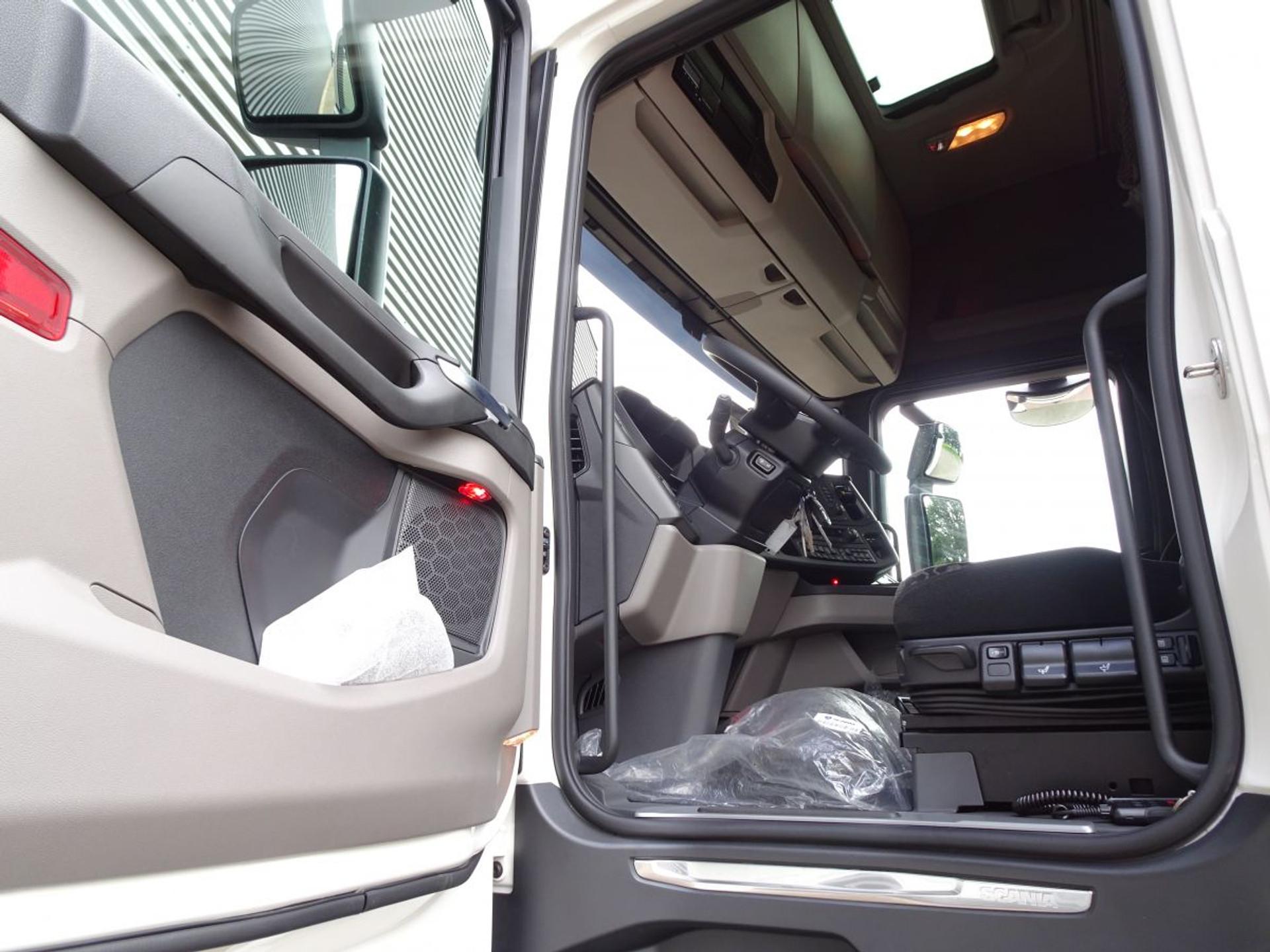 Foto 11 van Scania R530 V8 / 4x2 / PARKING COOLER / RETARDER / NEW