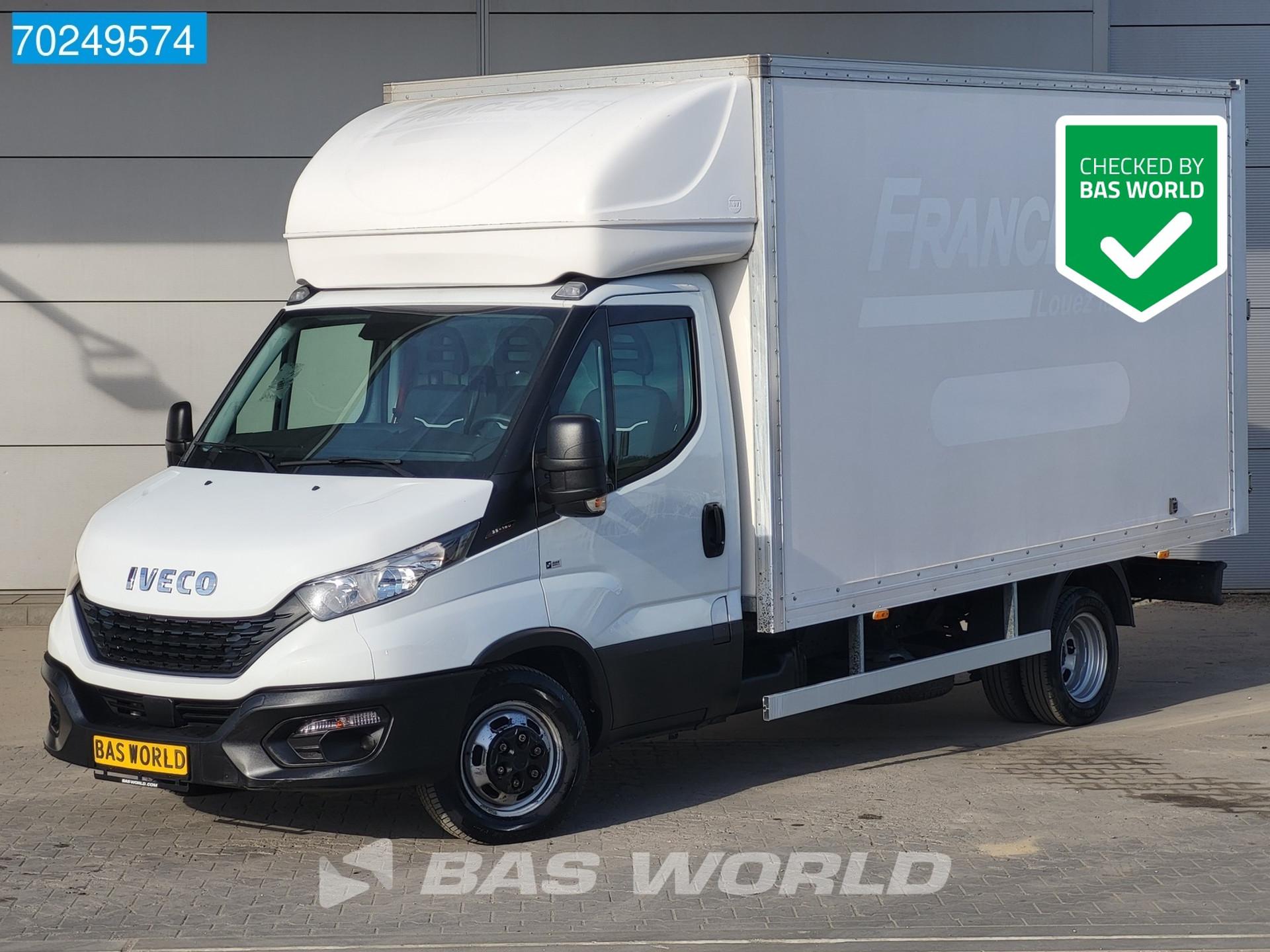 Foto 1 van Iveco Daily 35C16 3.0L 160PK Bakwagen met Achterdeuren Airco Camera Cruise Meubelbak Koffer Gesloten laadbak Airco Cruise control